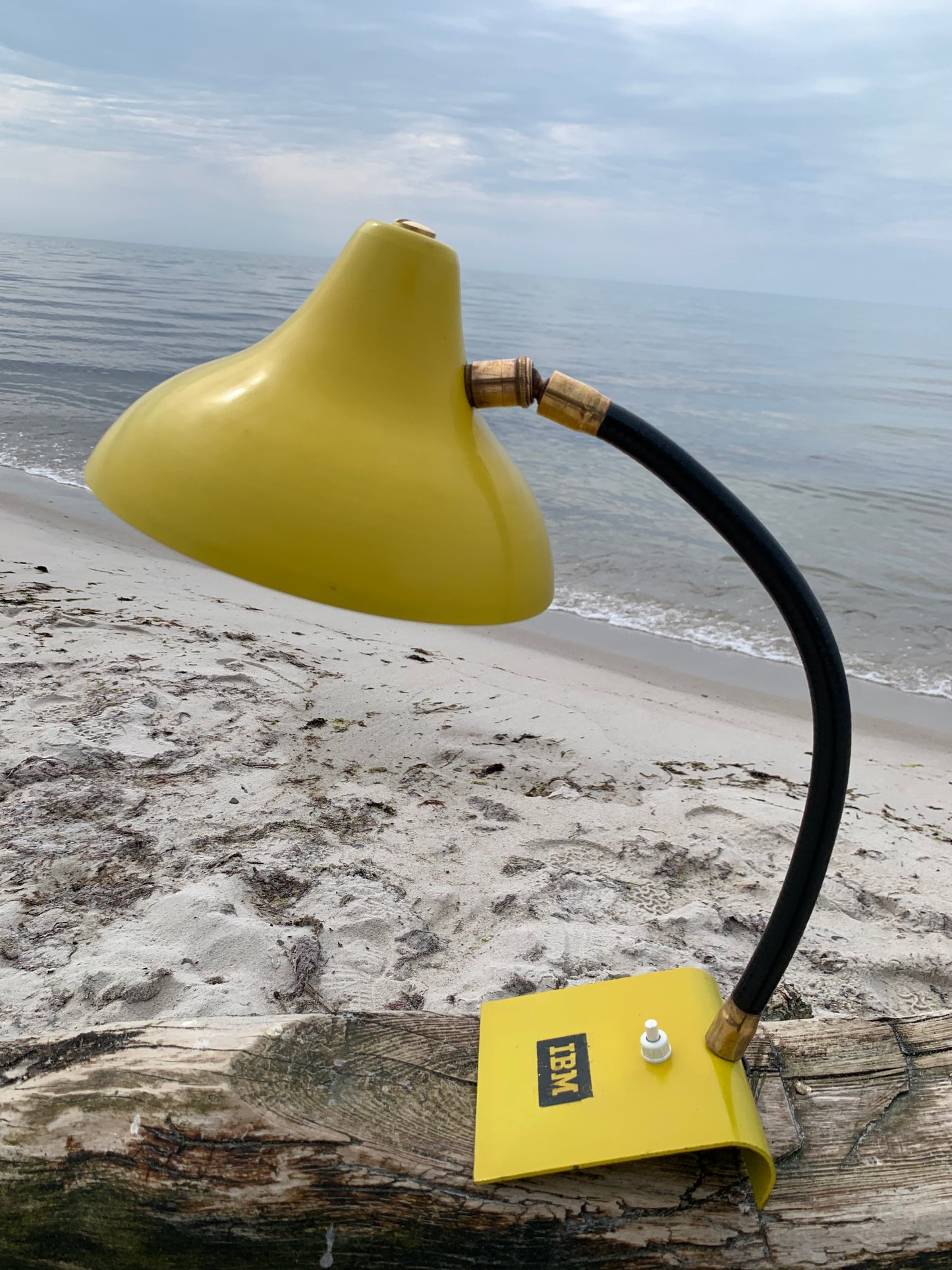 Vintage-Lampe mit IBM-Werbung