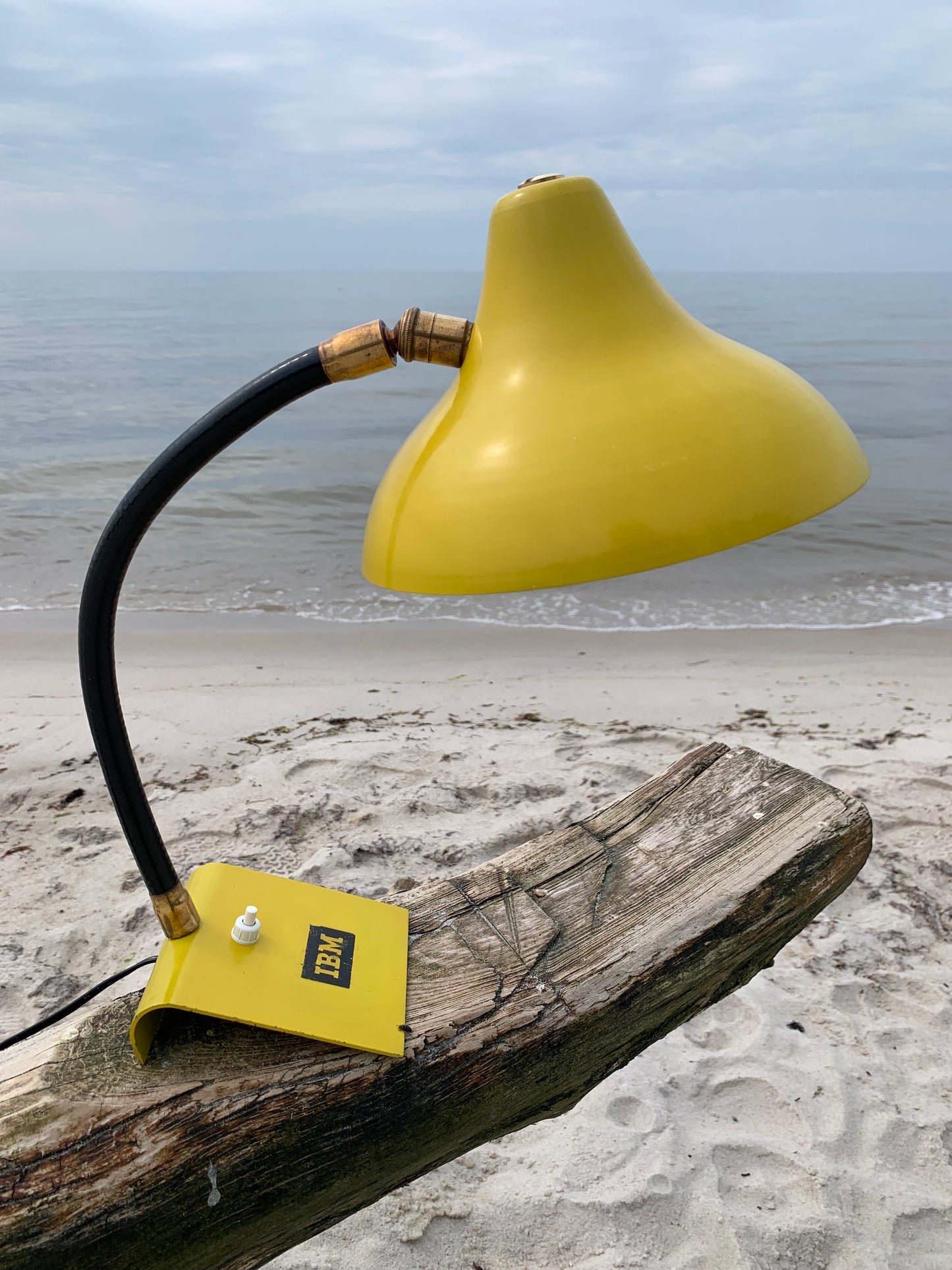 Vintage-Lampe mit IBM-Werbung