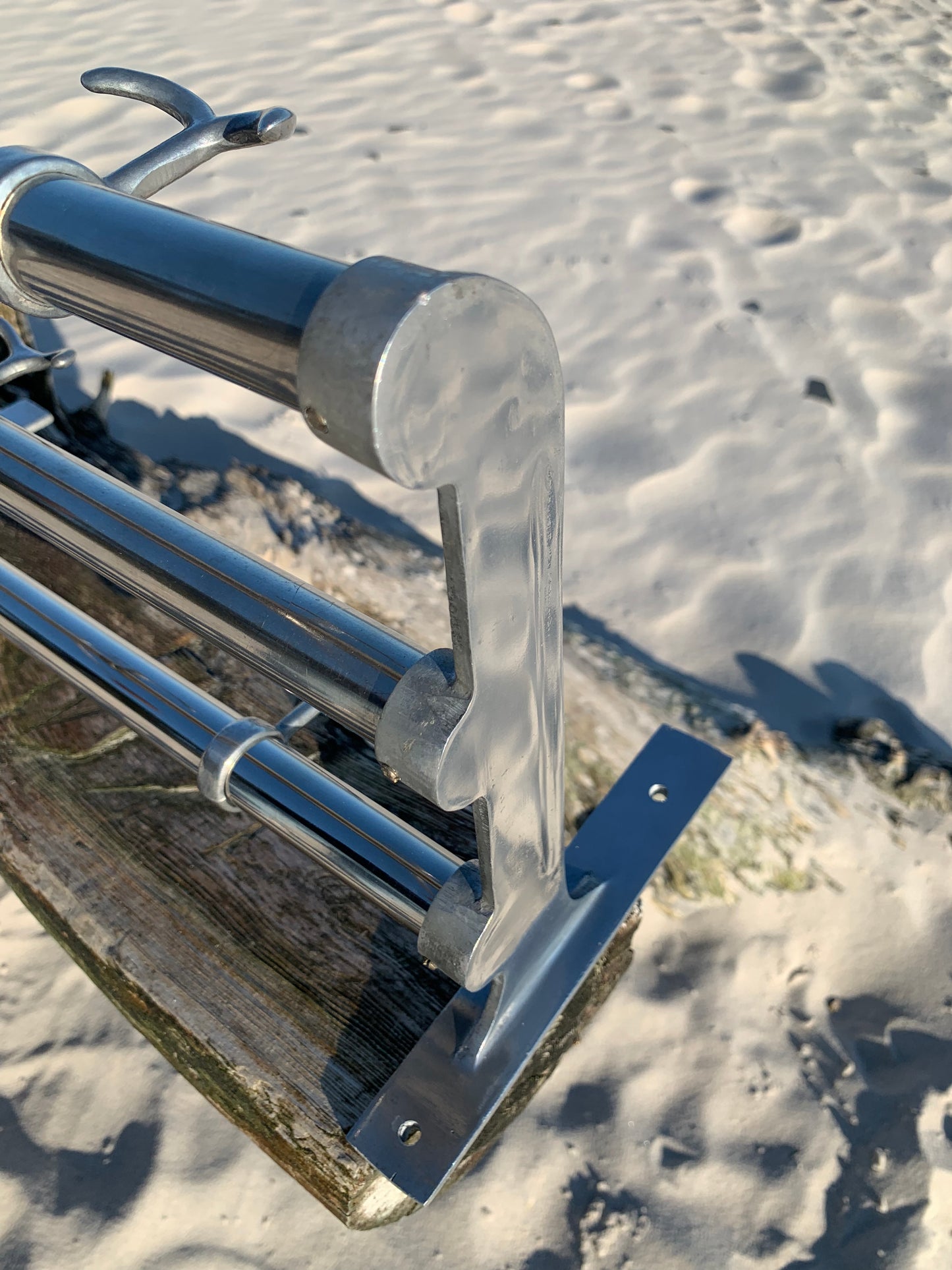 Hattehylde med to hatteknager