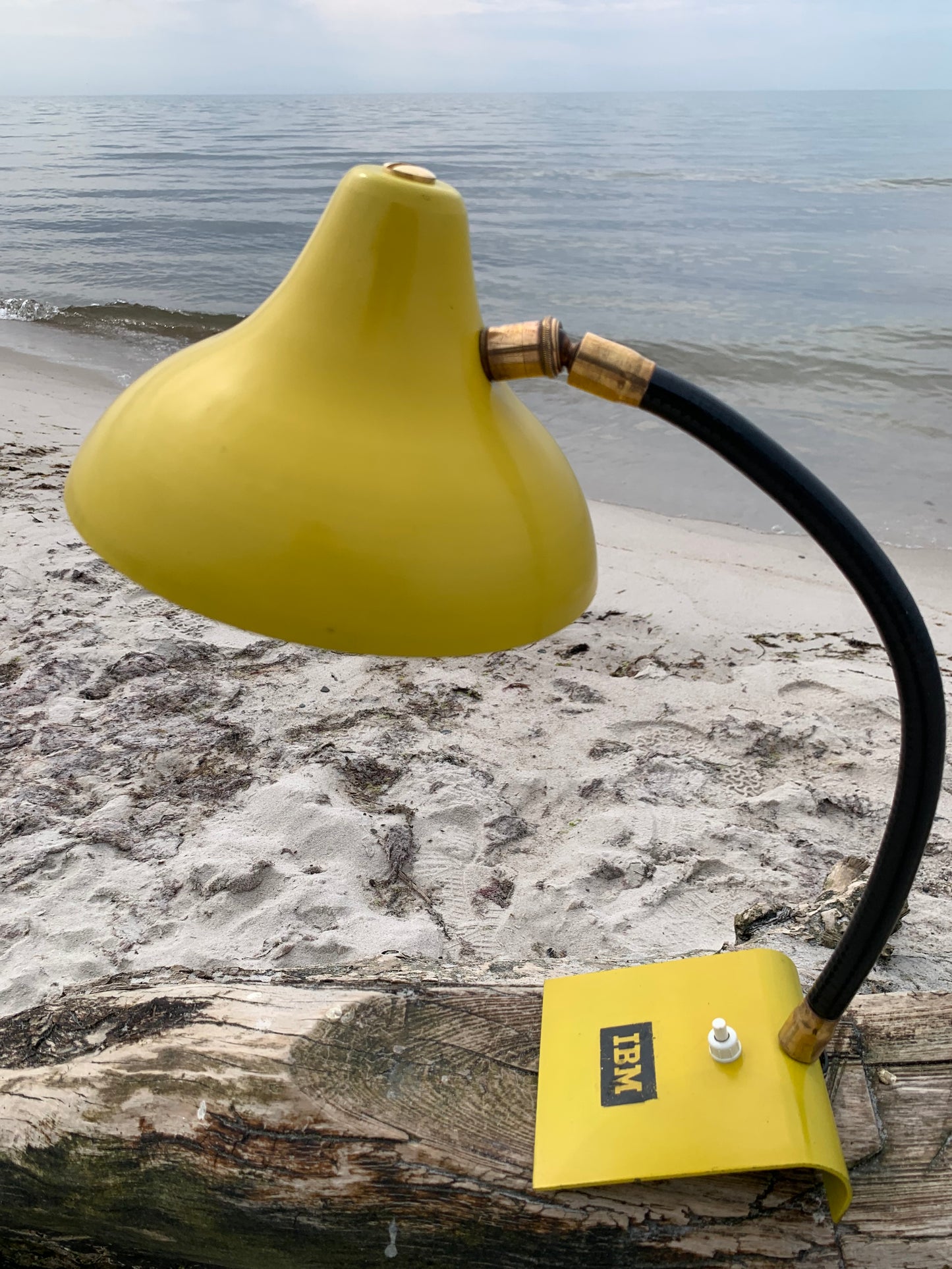 Vintage-Lampe mit IBM-Werbung