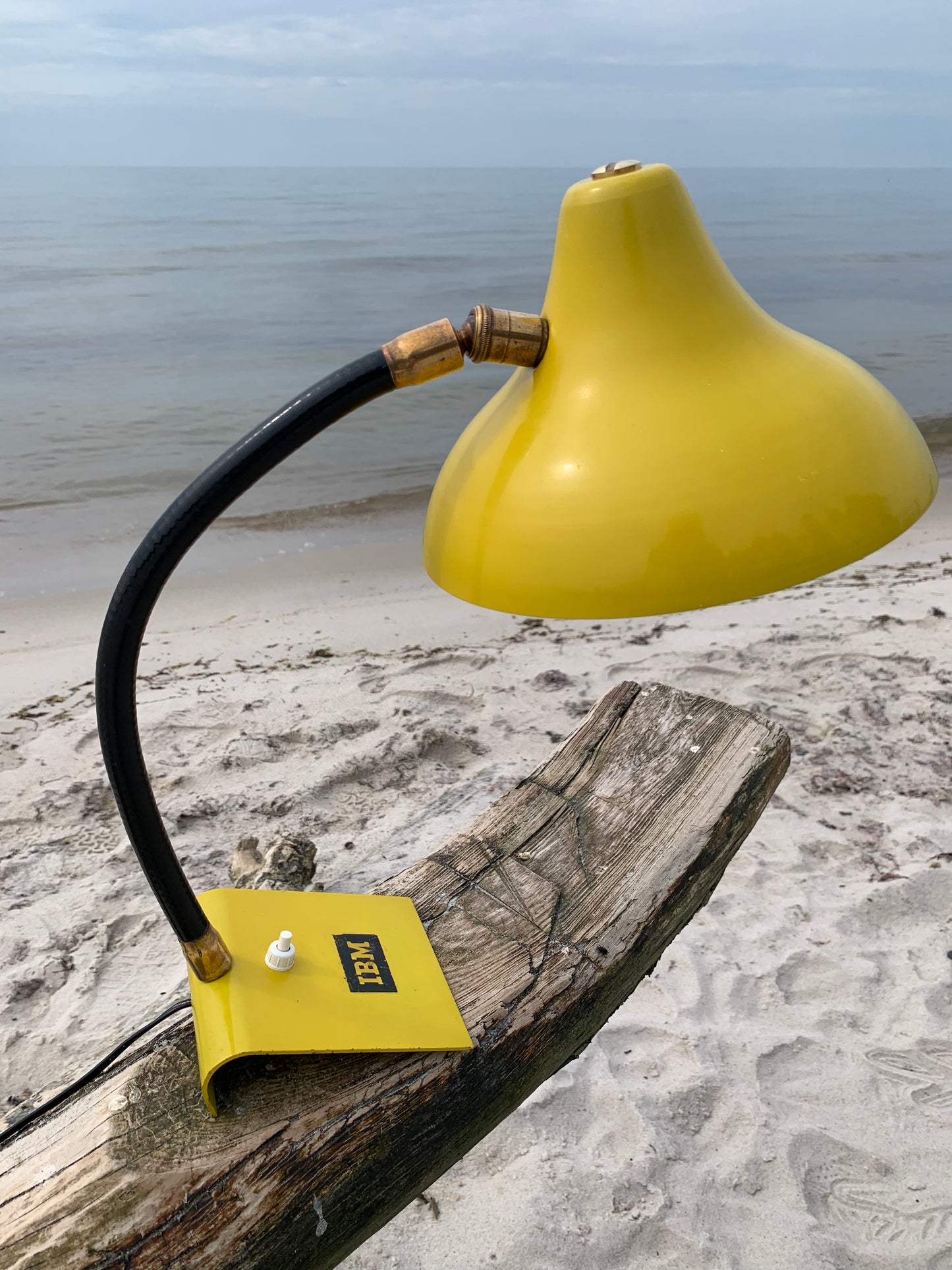 Vintage-Lampe mit IBM-Werbung
