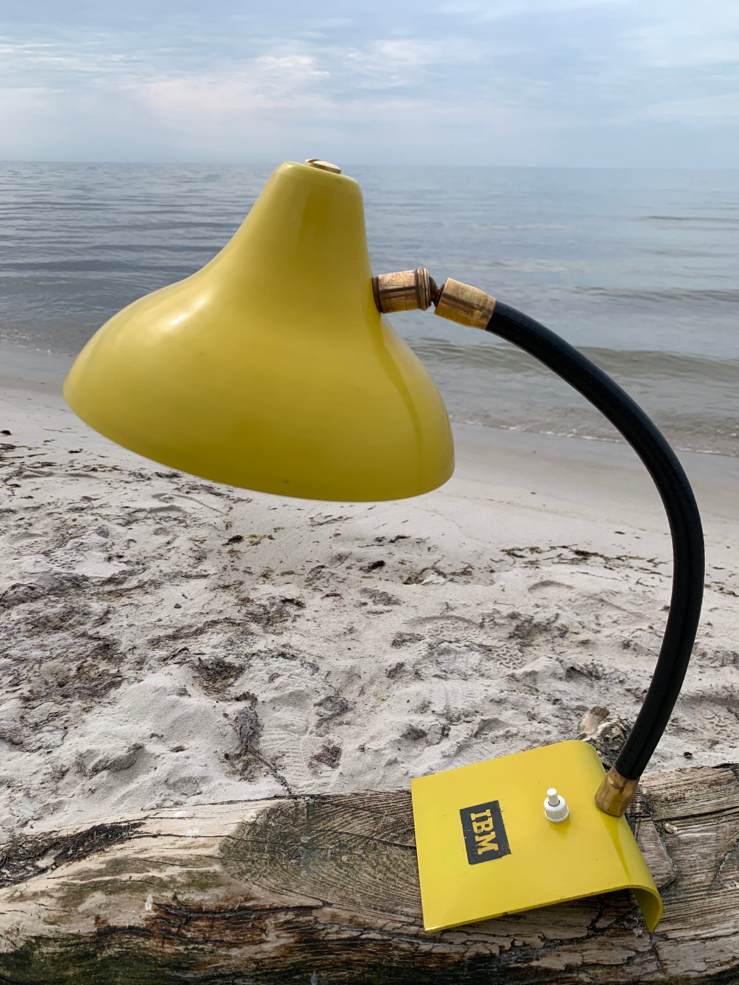 Vintage-Lampe mit IBM-Werbung