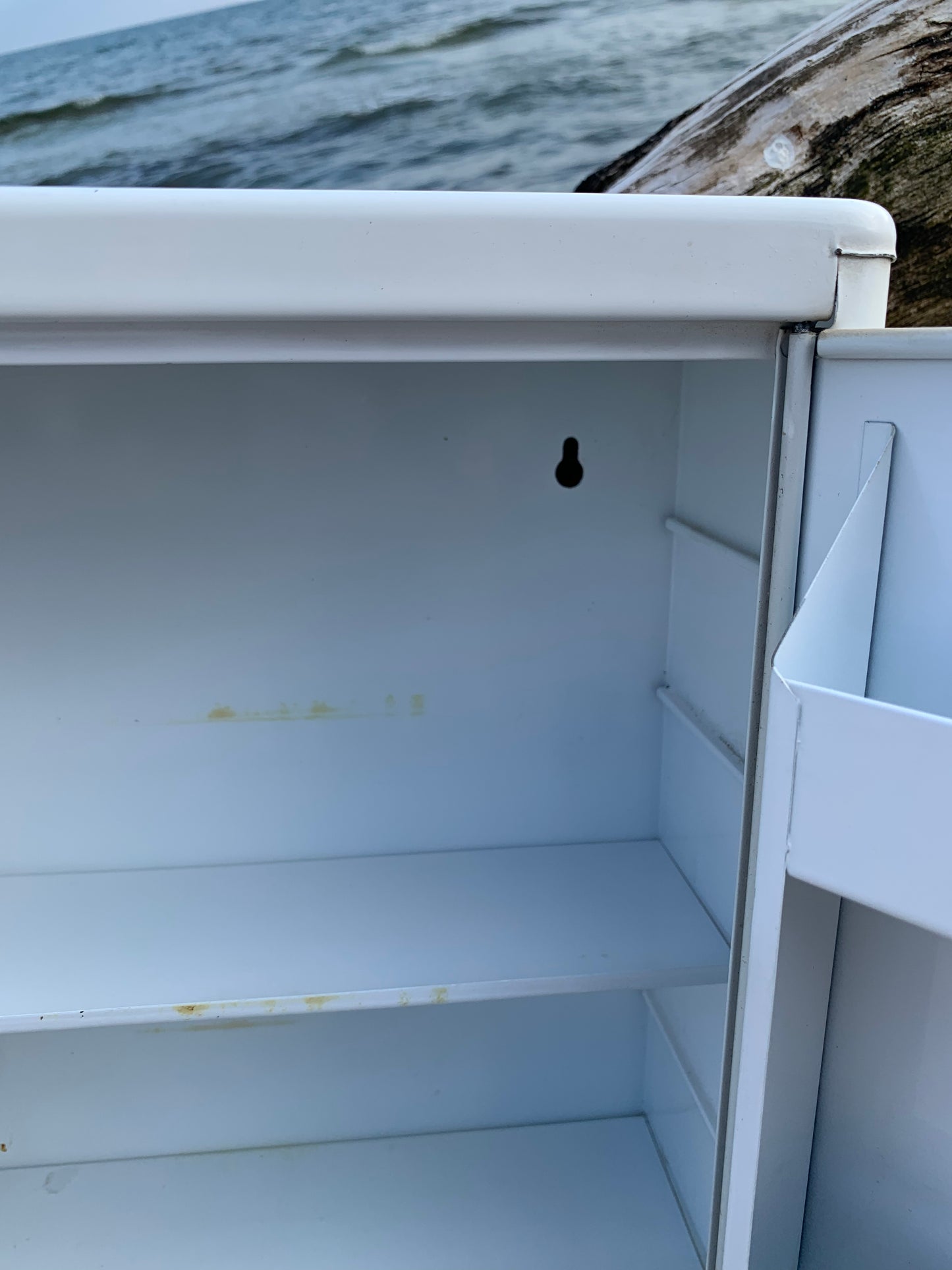 Medizinschrank aus Metall