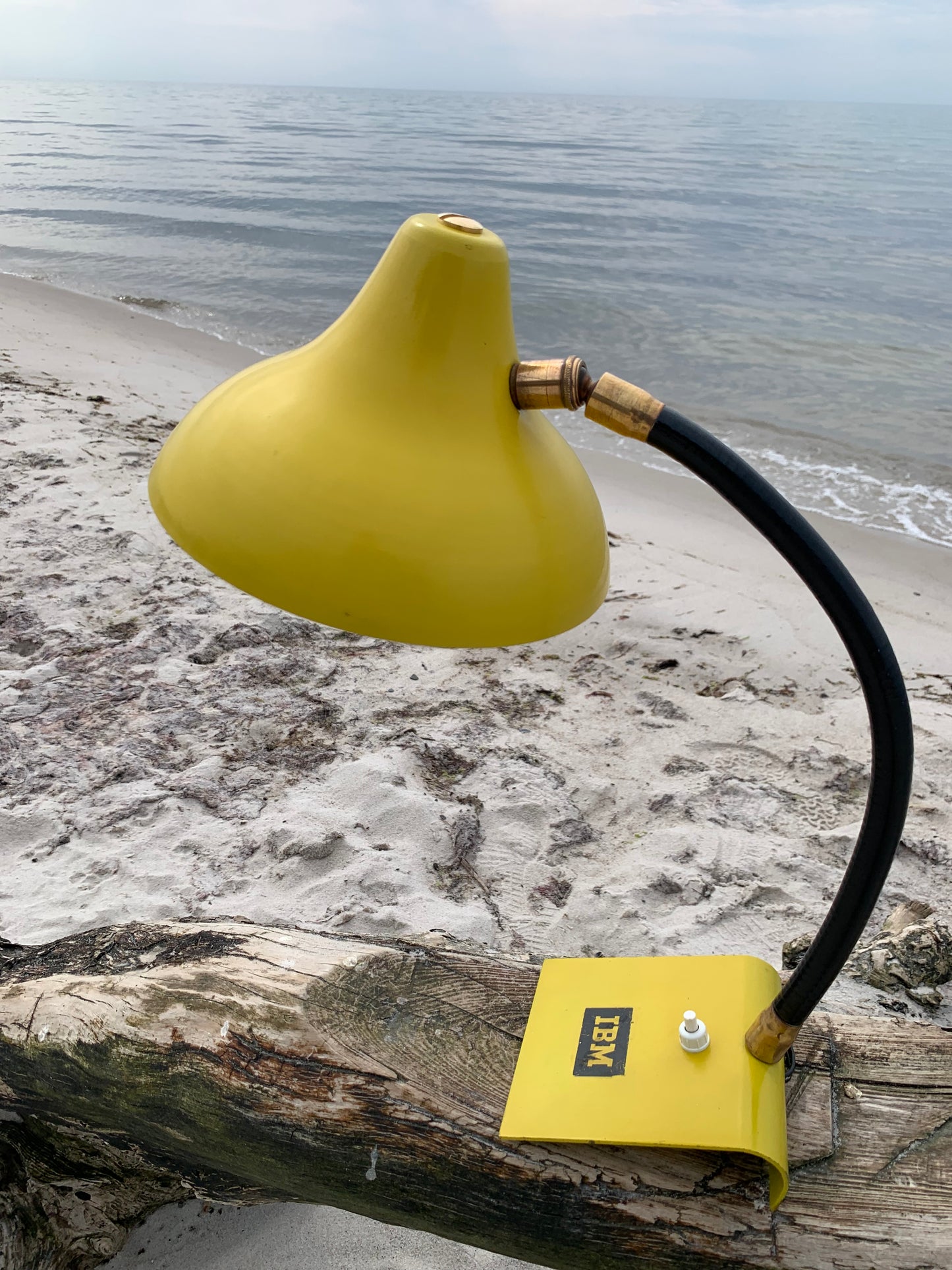 Vintage-Lampe mit IBM-Werbung