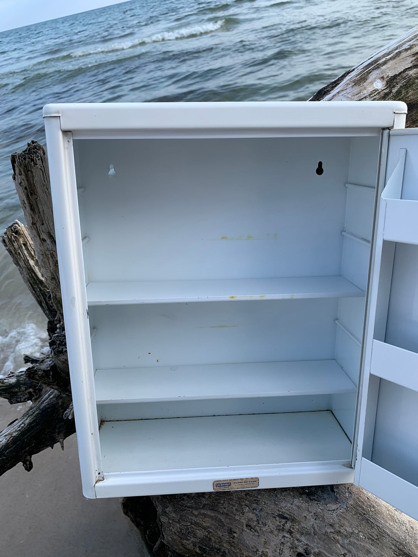 Medizinschrank aus Metall