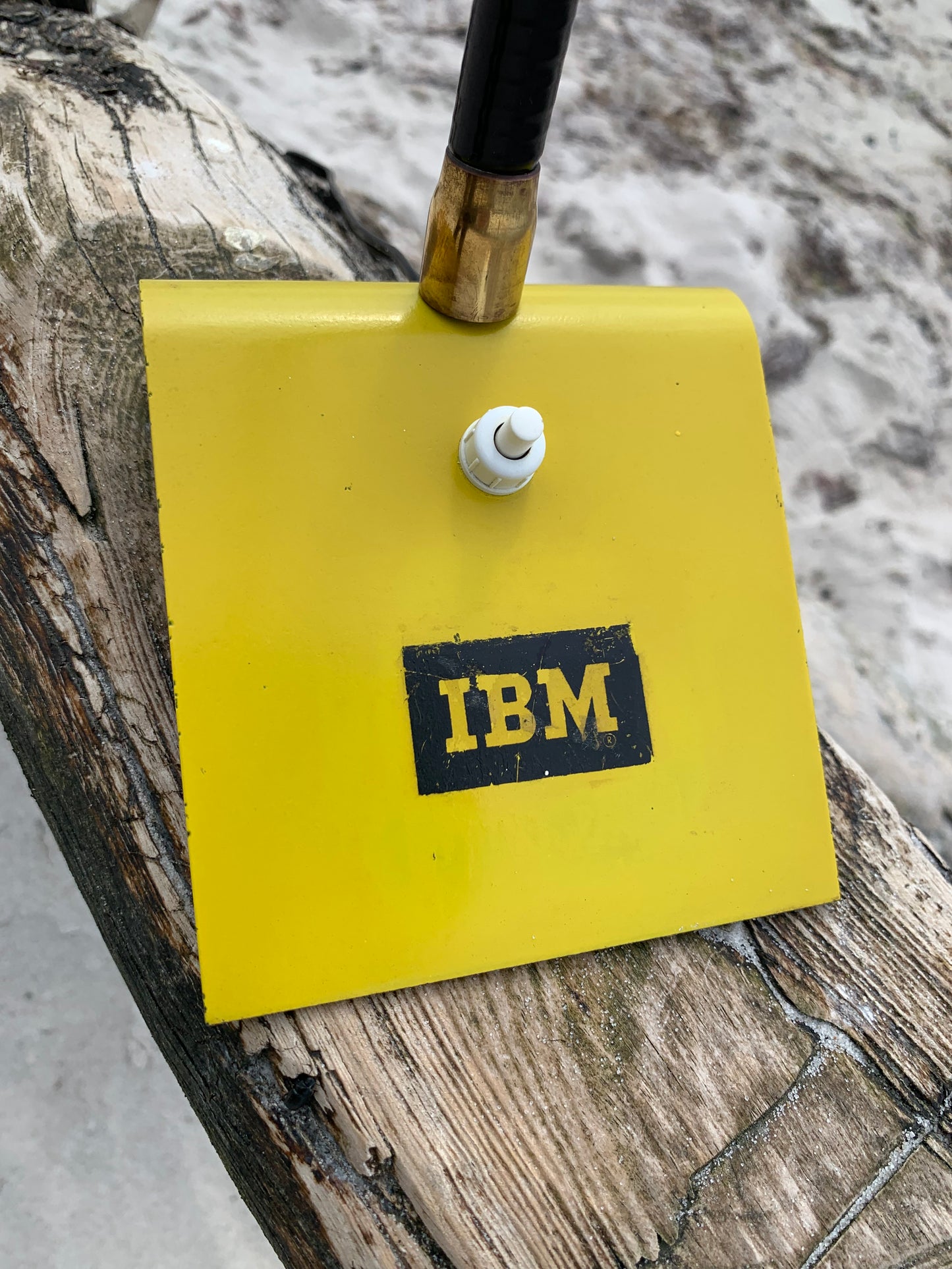Vintage-Lampe mit IBM-Werbung