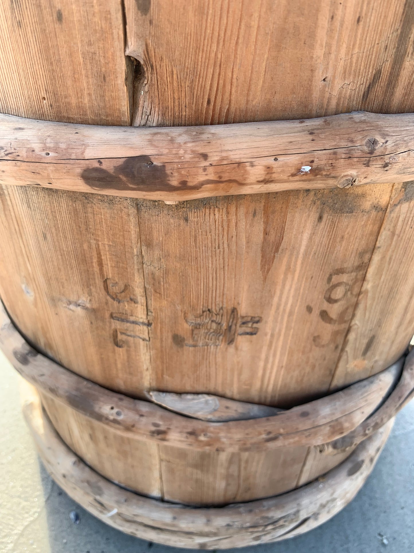 Schöner alter Holzbehälter von 1895