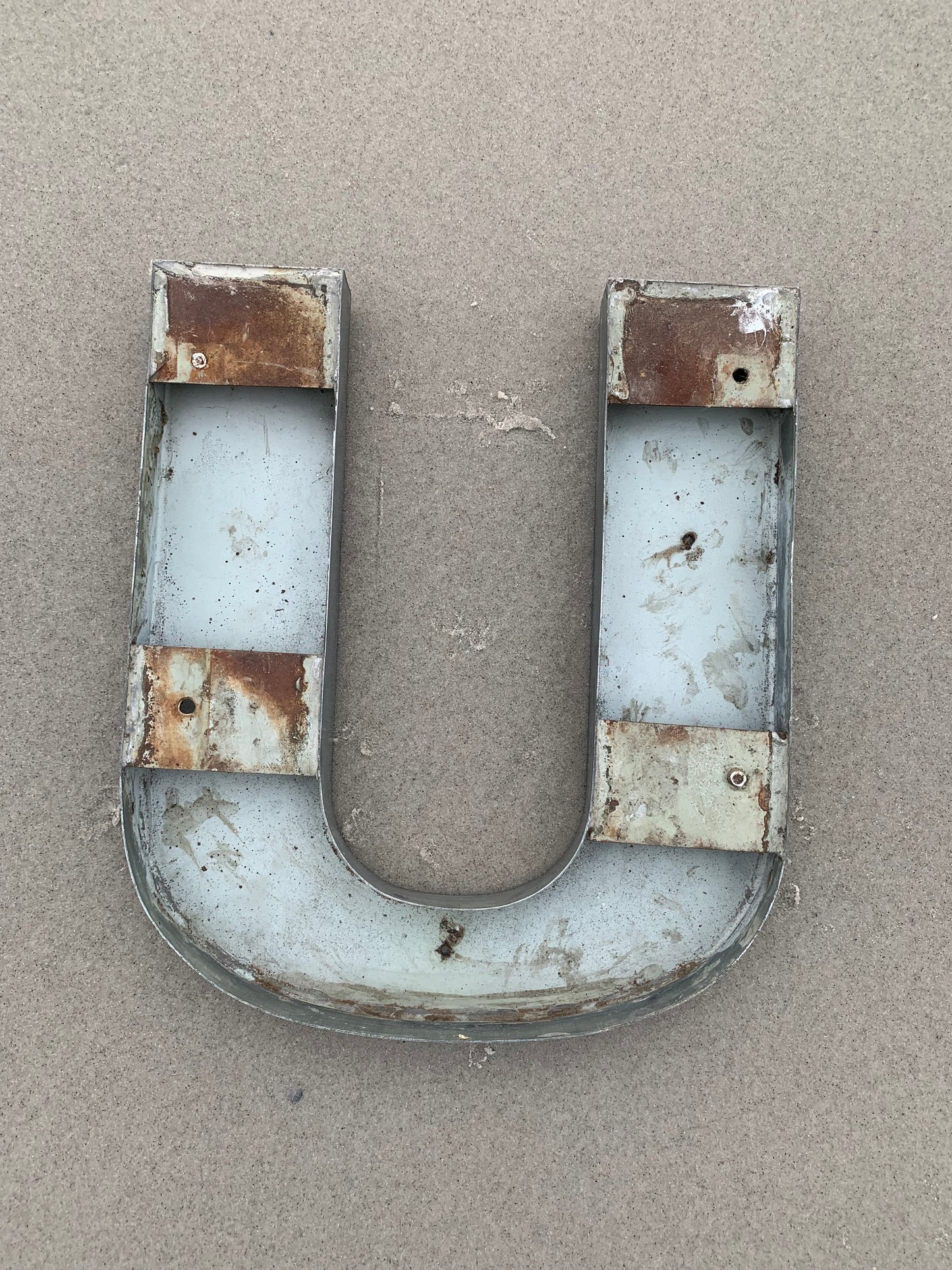 Buchstabe - U (Fassadenbuchstabe)