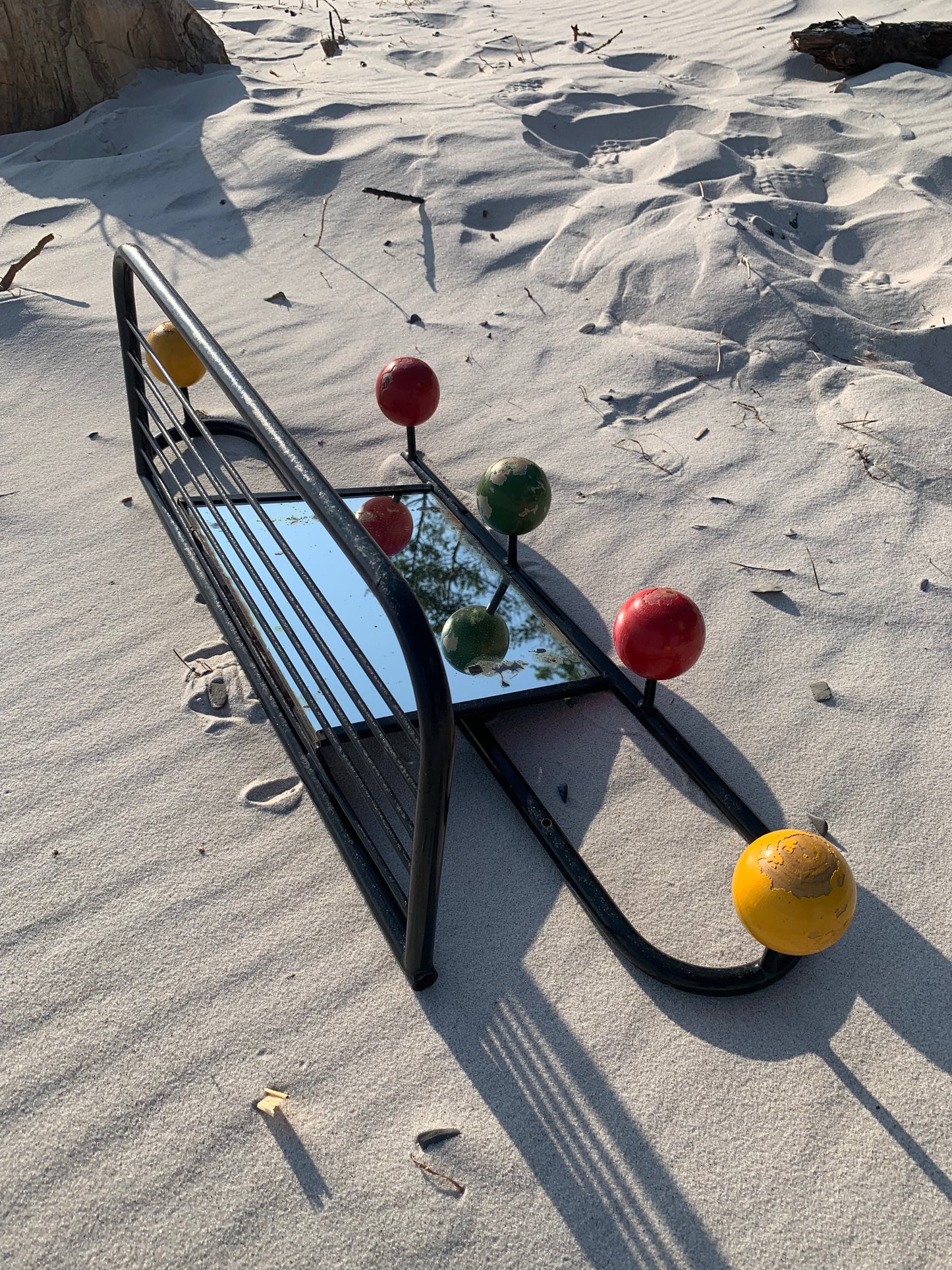 Alte französische Hutablage mit Haken und Spiegel