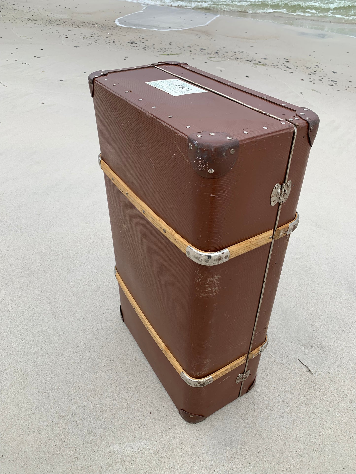 Großer Kofferraum mit Holzlatten