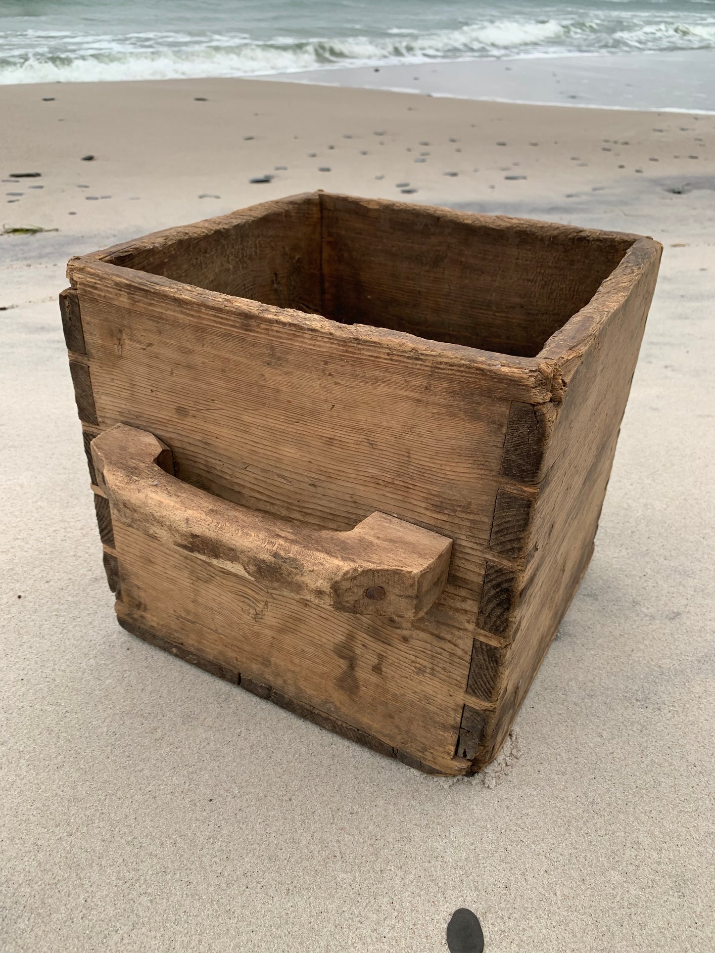Schöne alte Holzkiste mit zwei Griffen