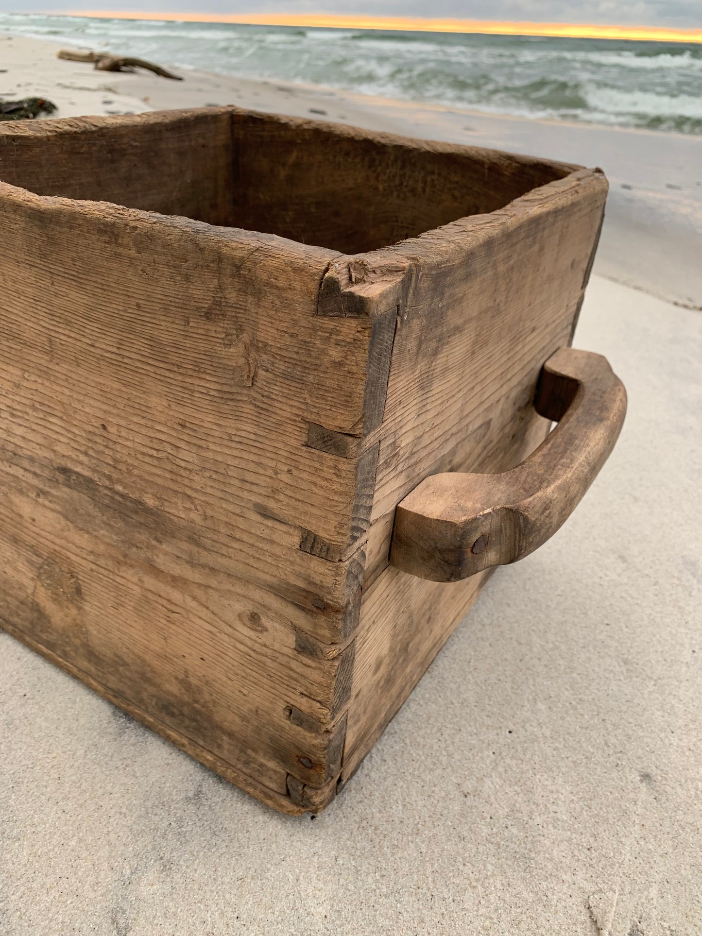 Schöne alte Holzkiste mit zwei Griffen