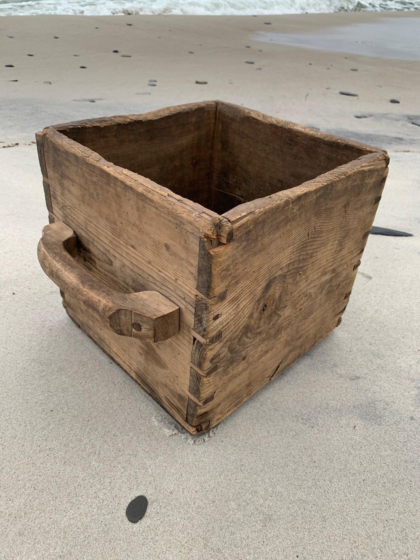 Schöne alte Holzkiste mit zwei Griffen