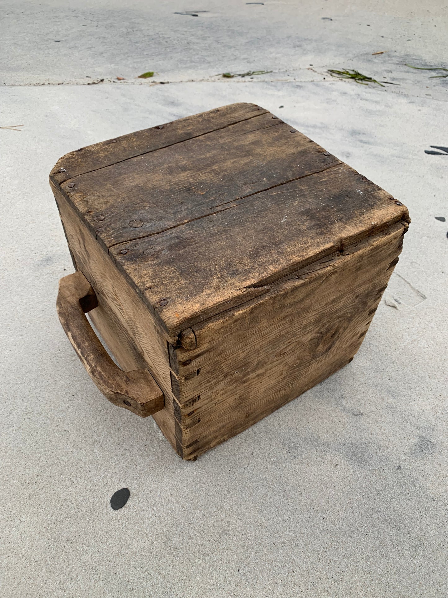 Schöne alte Holzkiste mit zwei Griffen