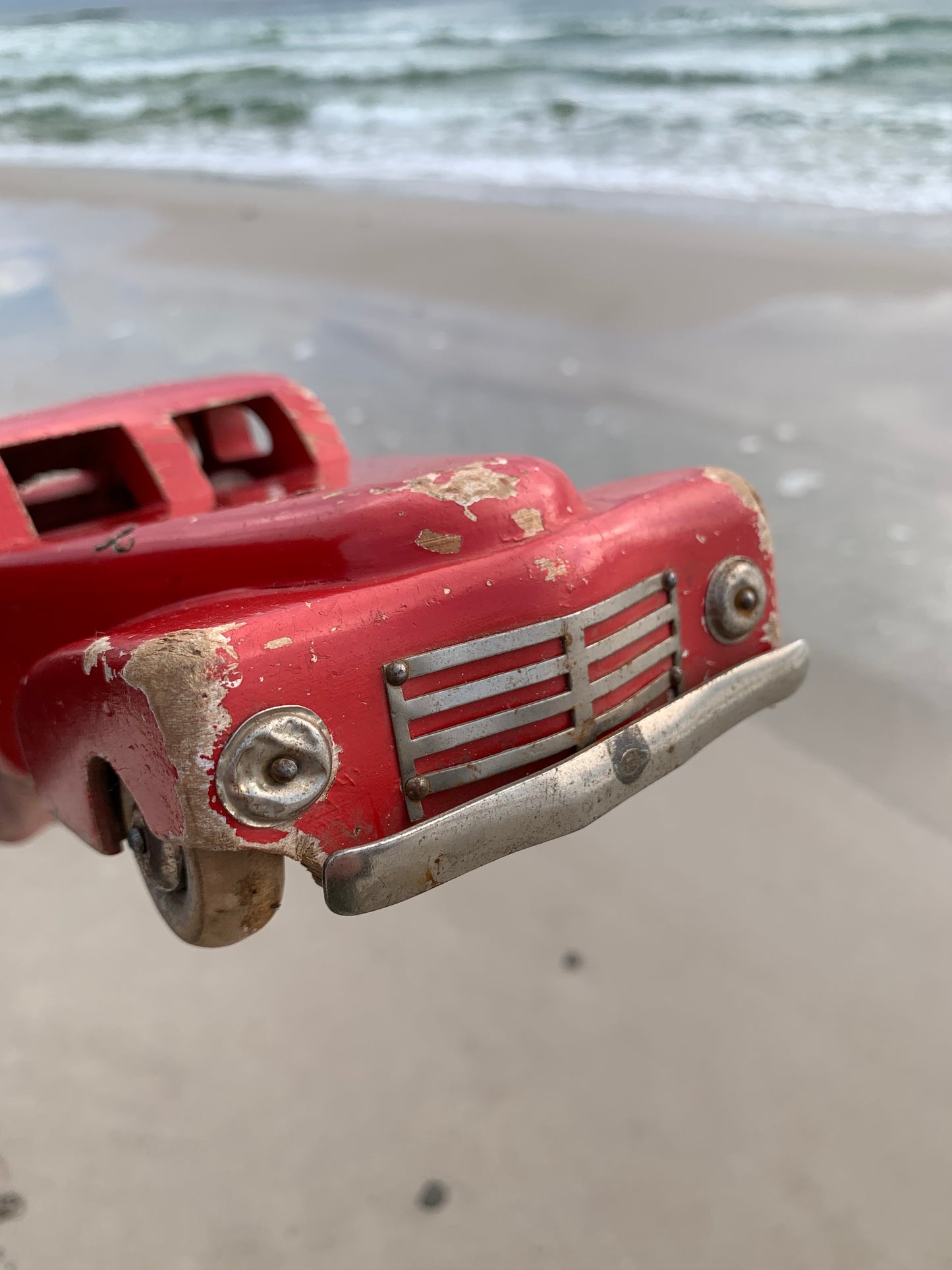 Altes französisches Holzauto