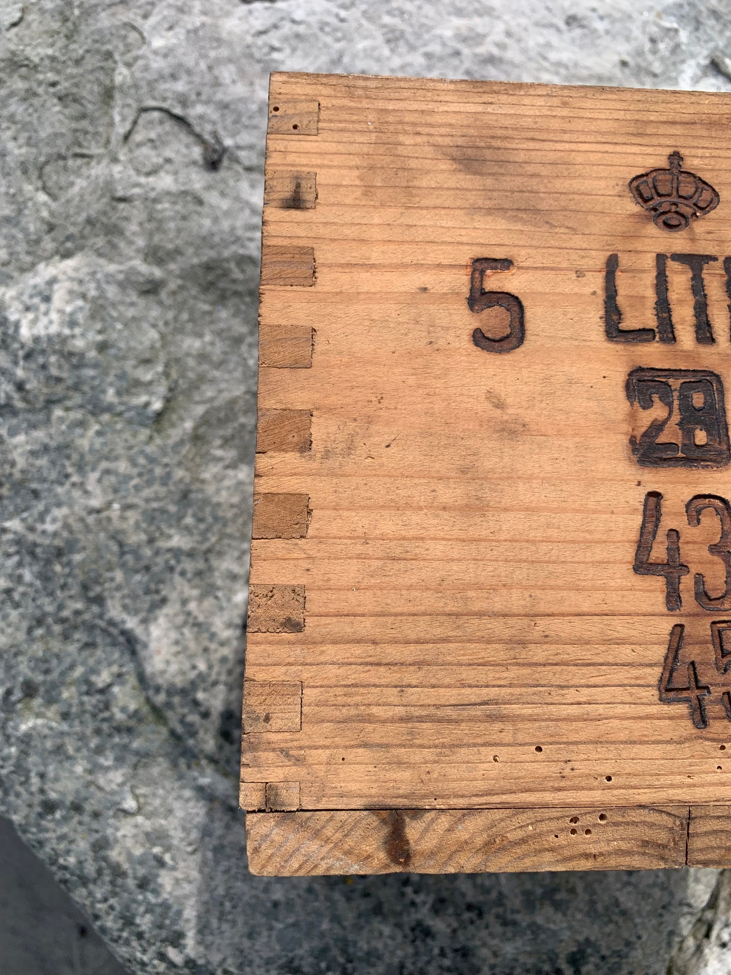 Holzkiste mit Gravur