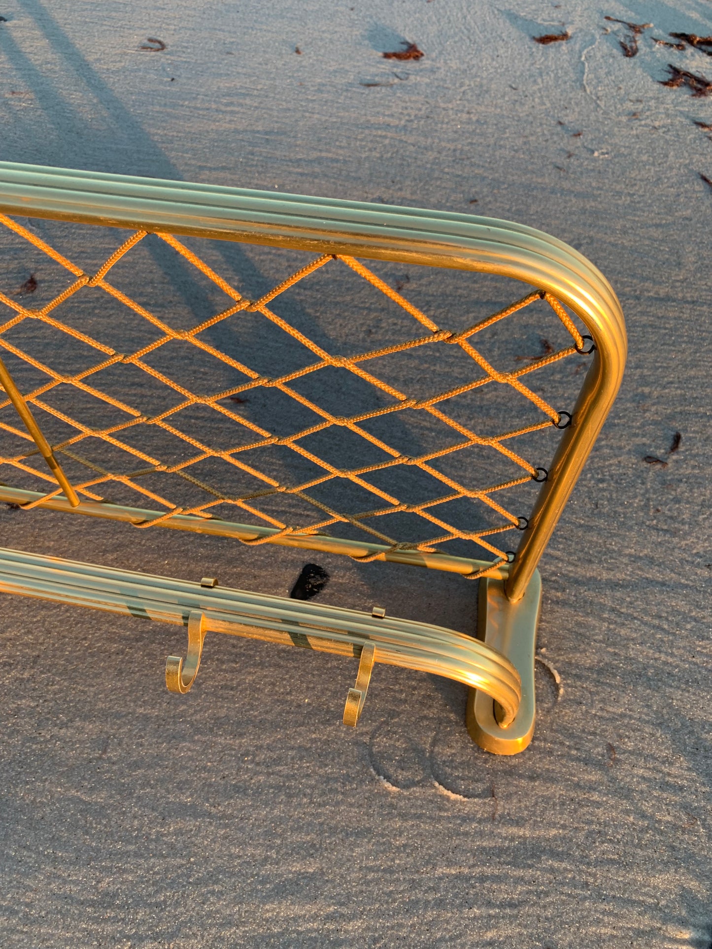 Hutablage aus Messing