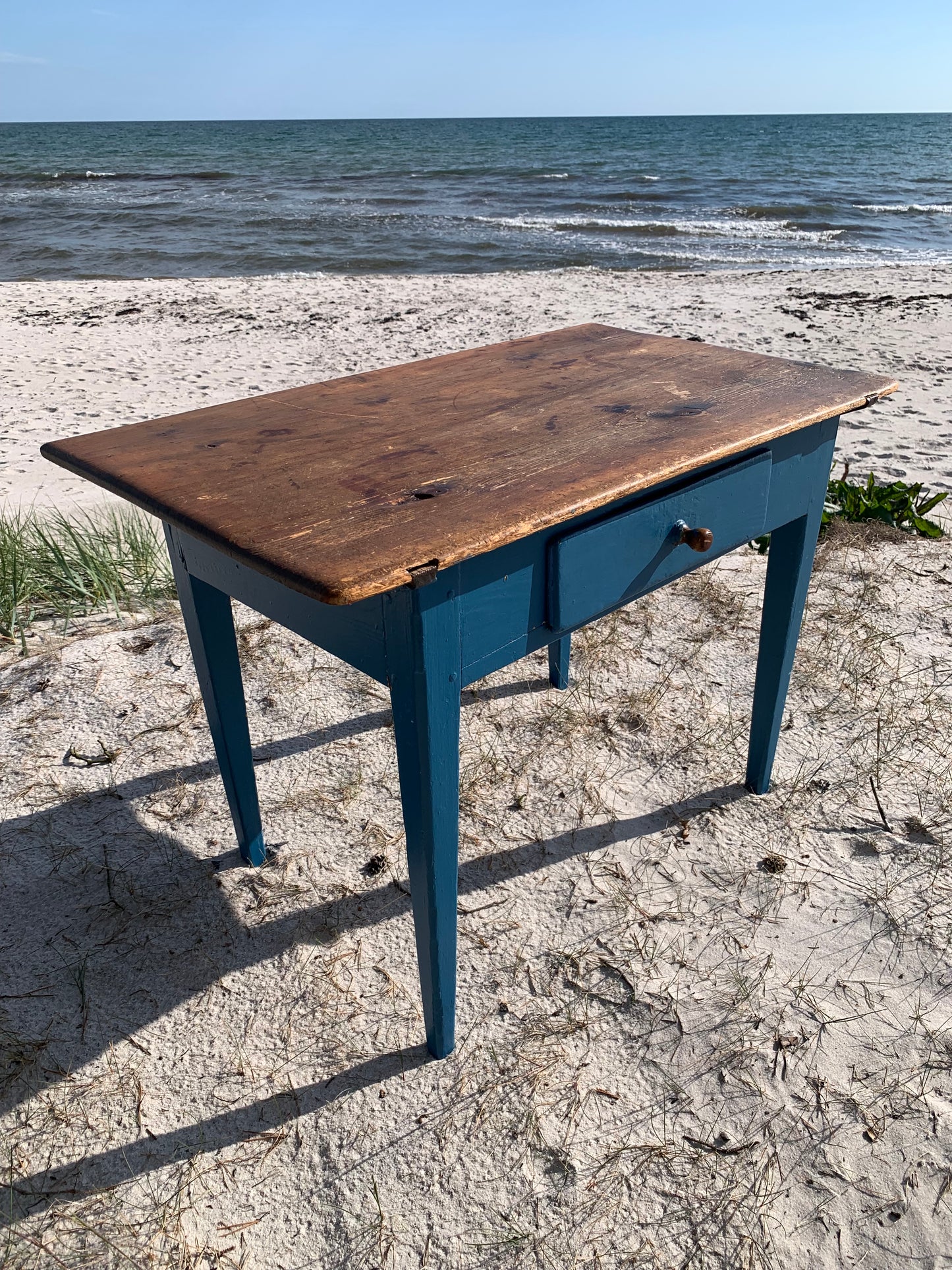 Alter Tisch mit feinen Details