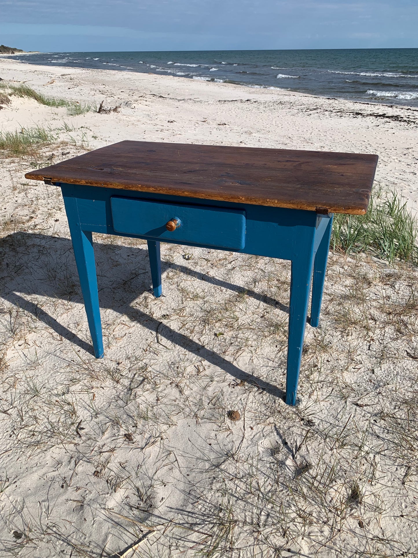 Alter Tisch mit feinen Details