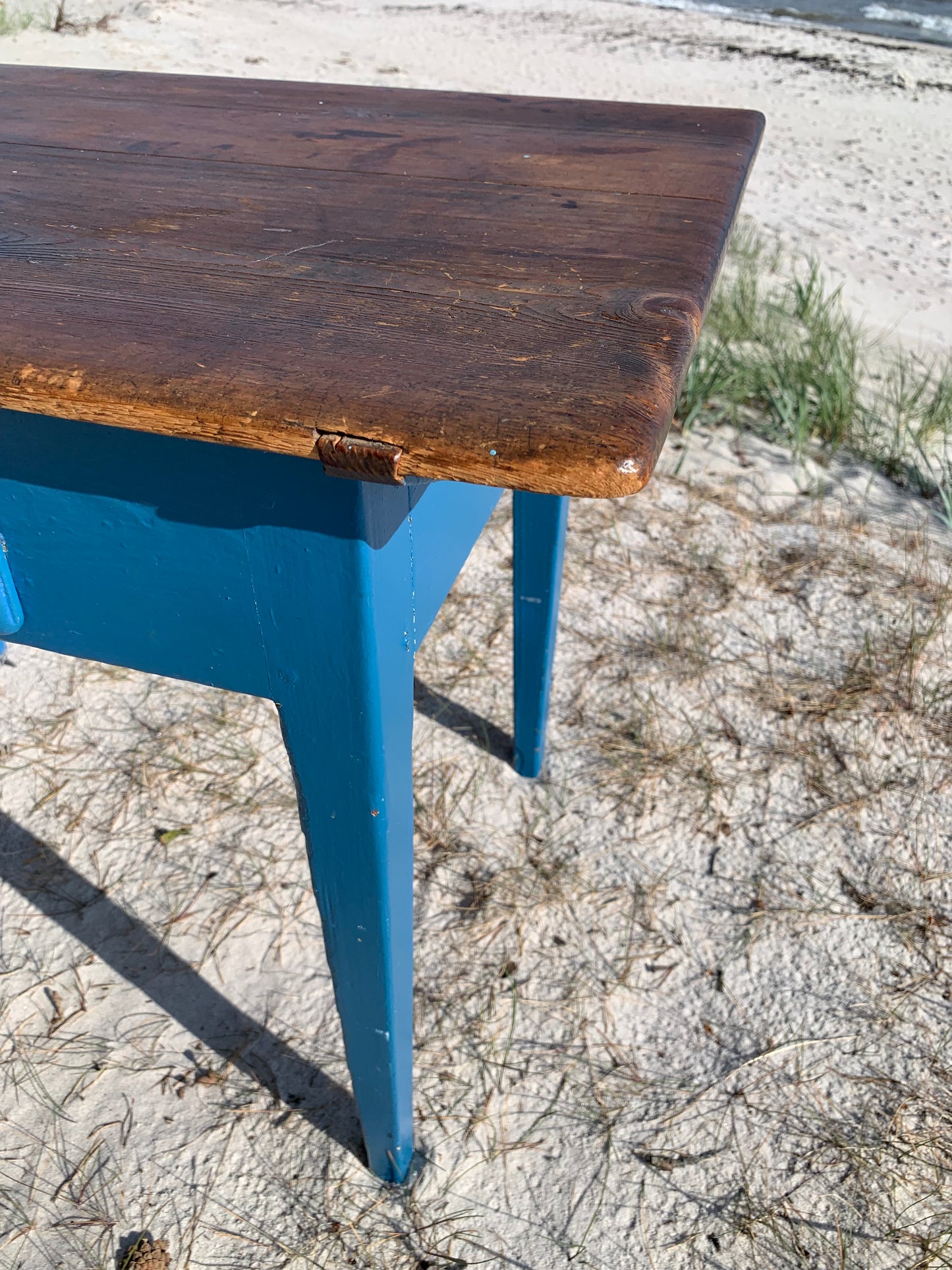 Alter Tisch mit feinen Details