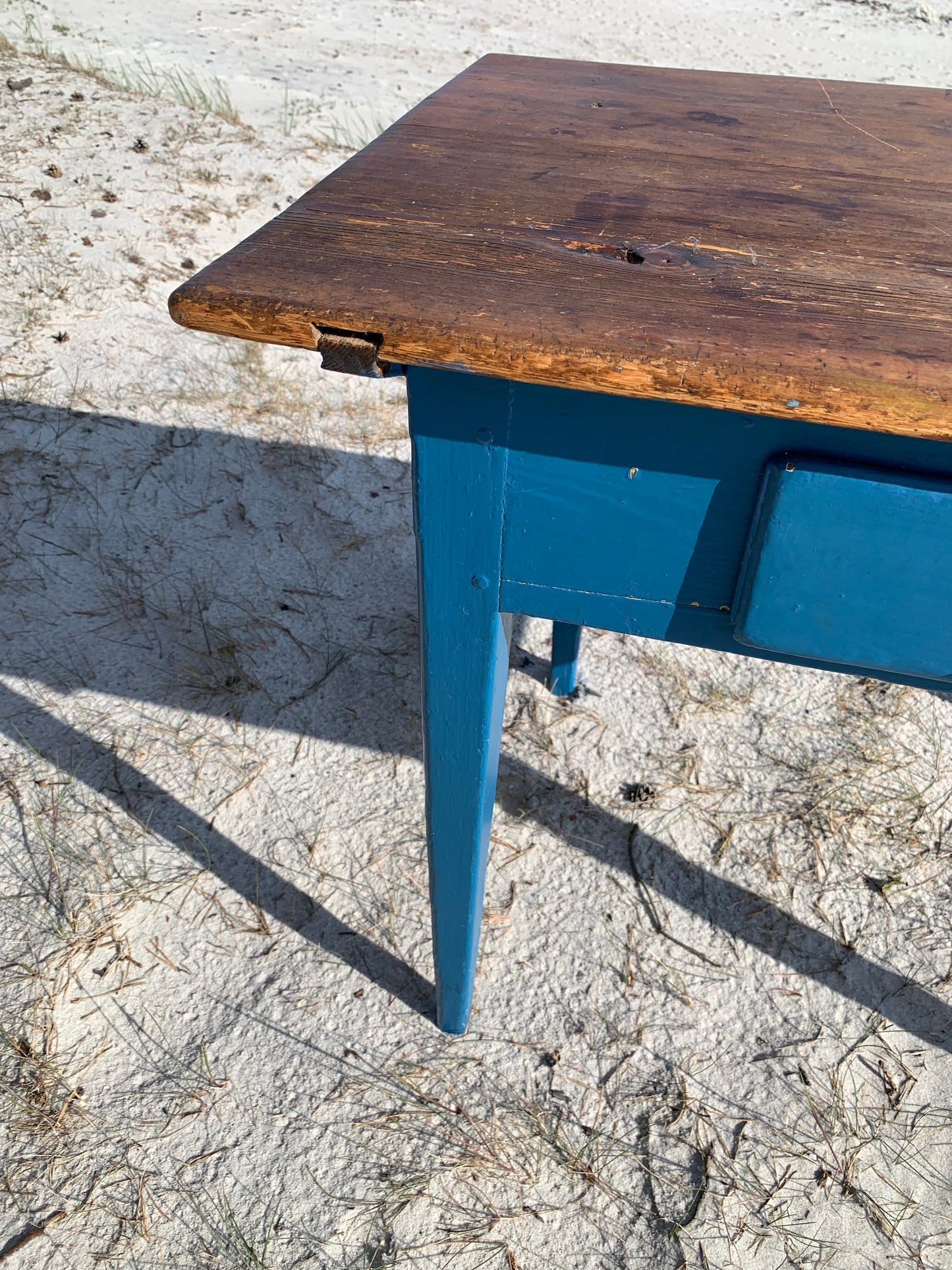 Alter Tisch mit feinen Details