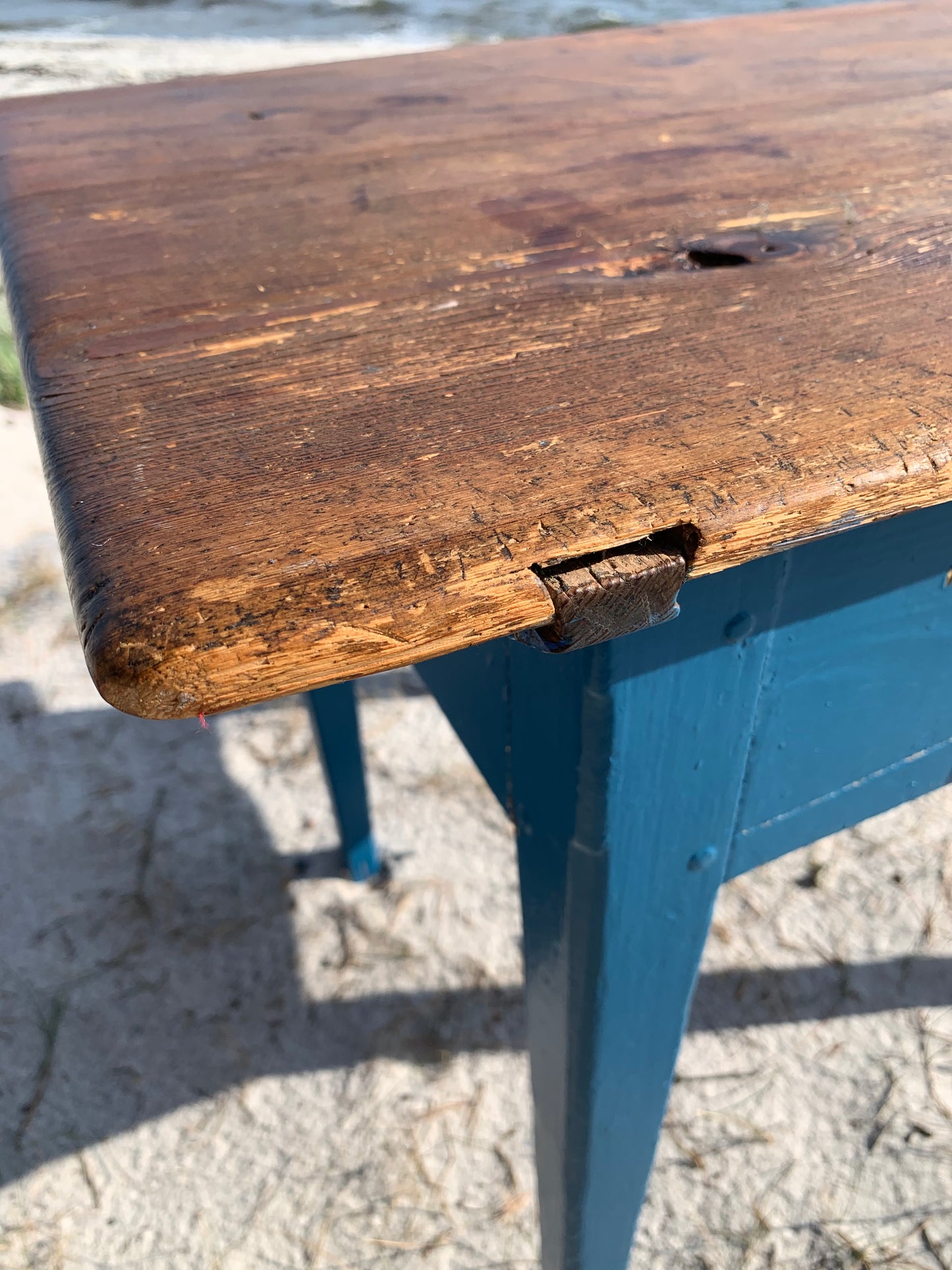 Alter Tisch mit feinen Details
