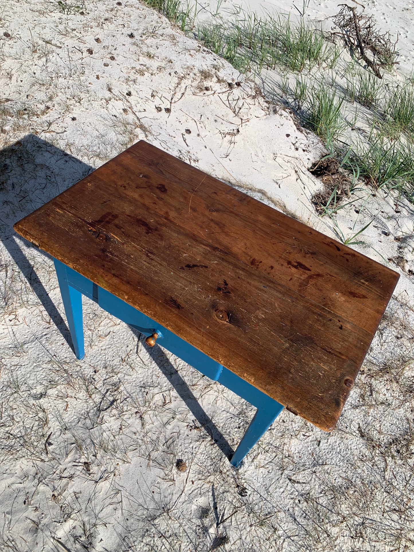 Alter Tisch mit feinen Details