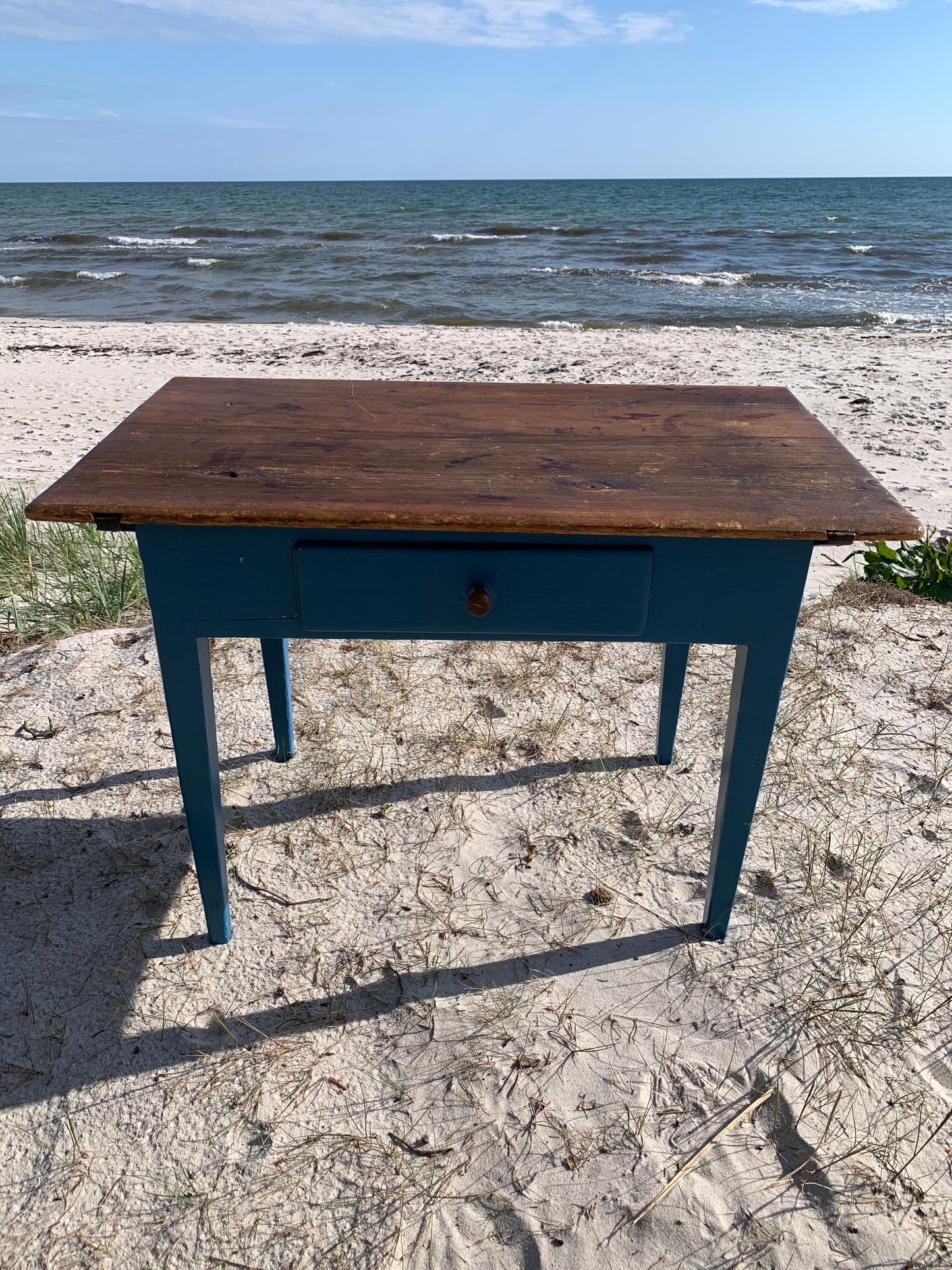 Alter Tisch mit feinen Details