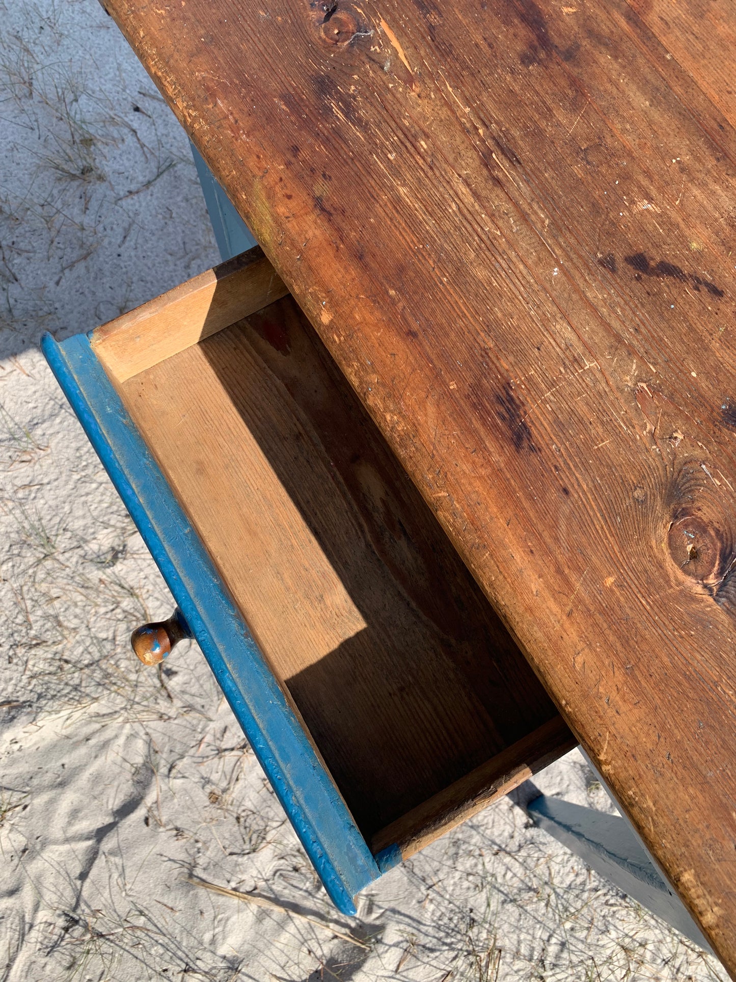 Alter Tisch mit feinen Details