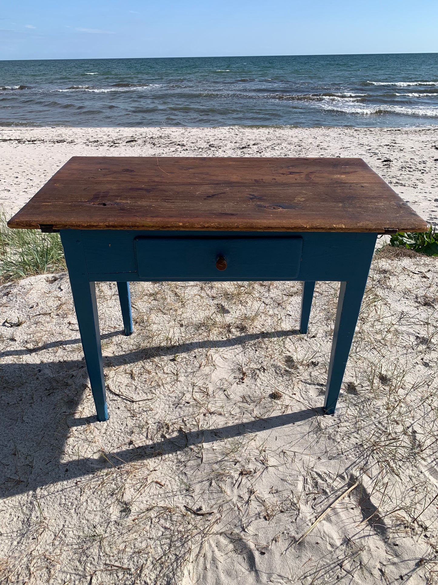 Alter Tisch mit feinen Details