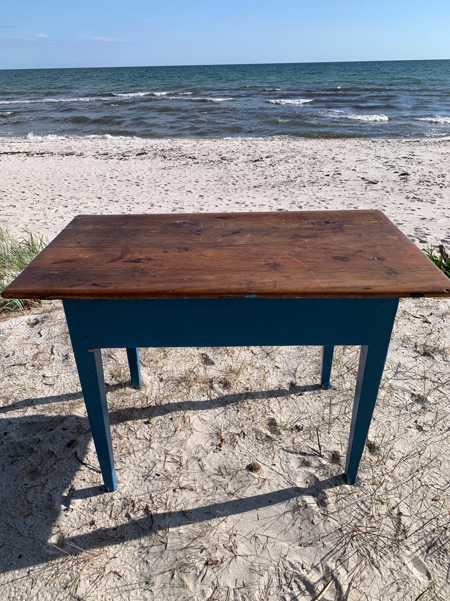 Alter Tisch mit feinen Details