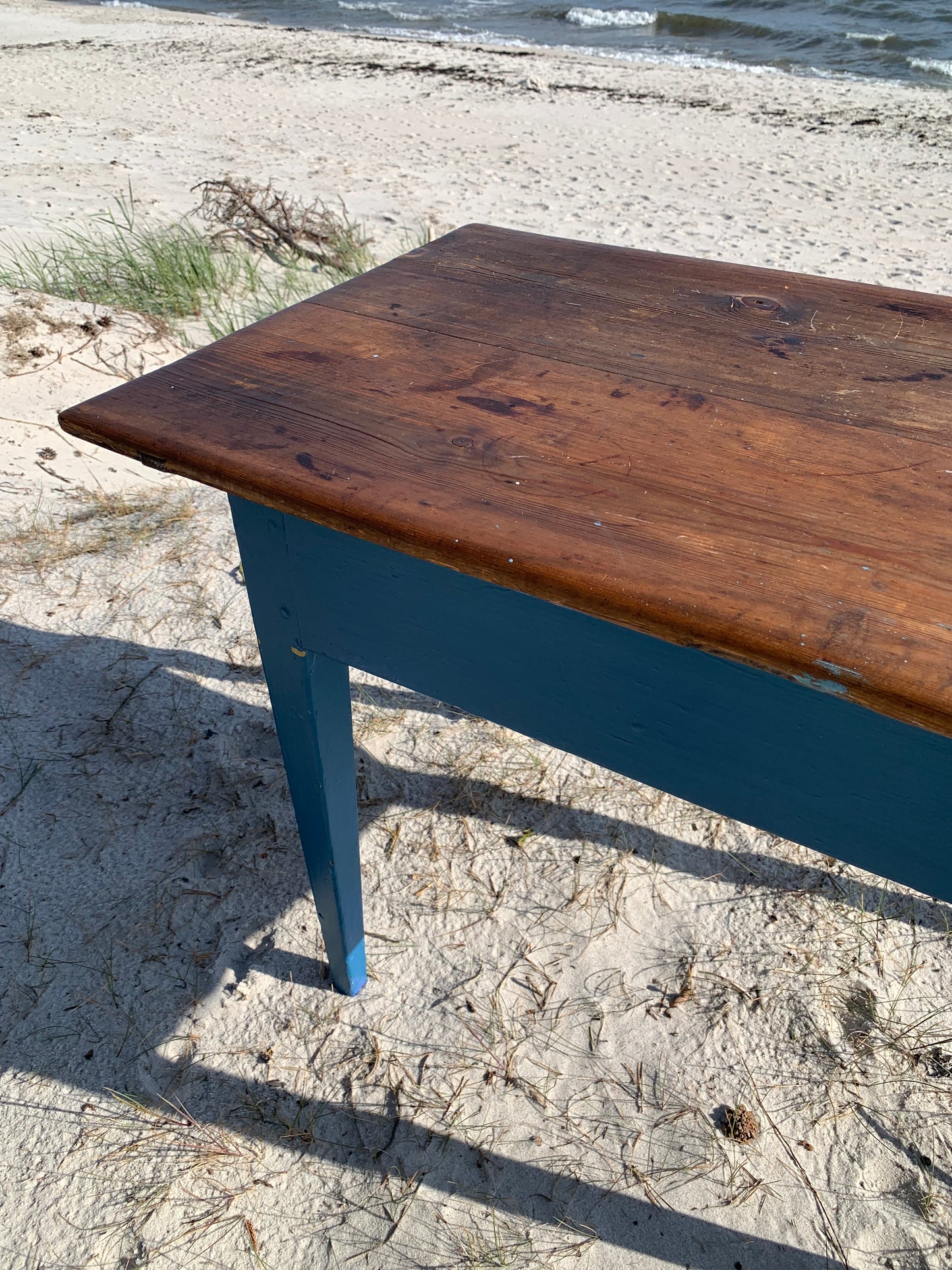 Alter Tisch mit feinen Details