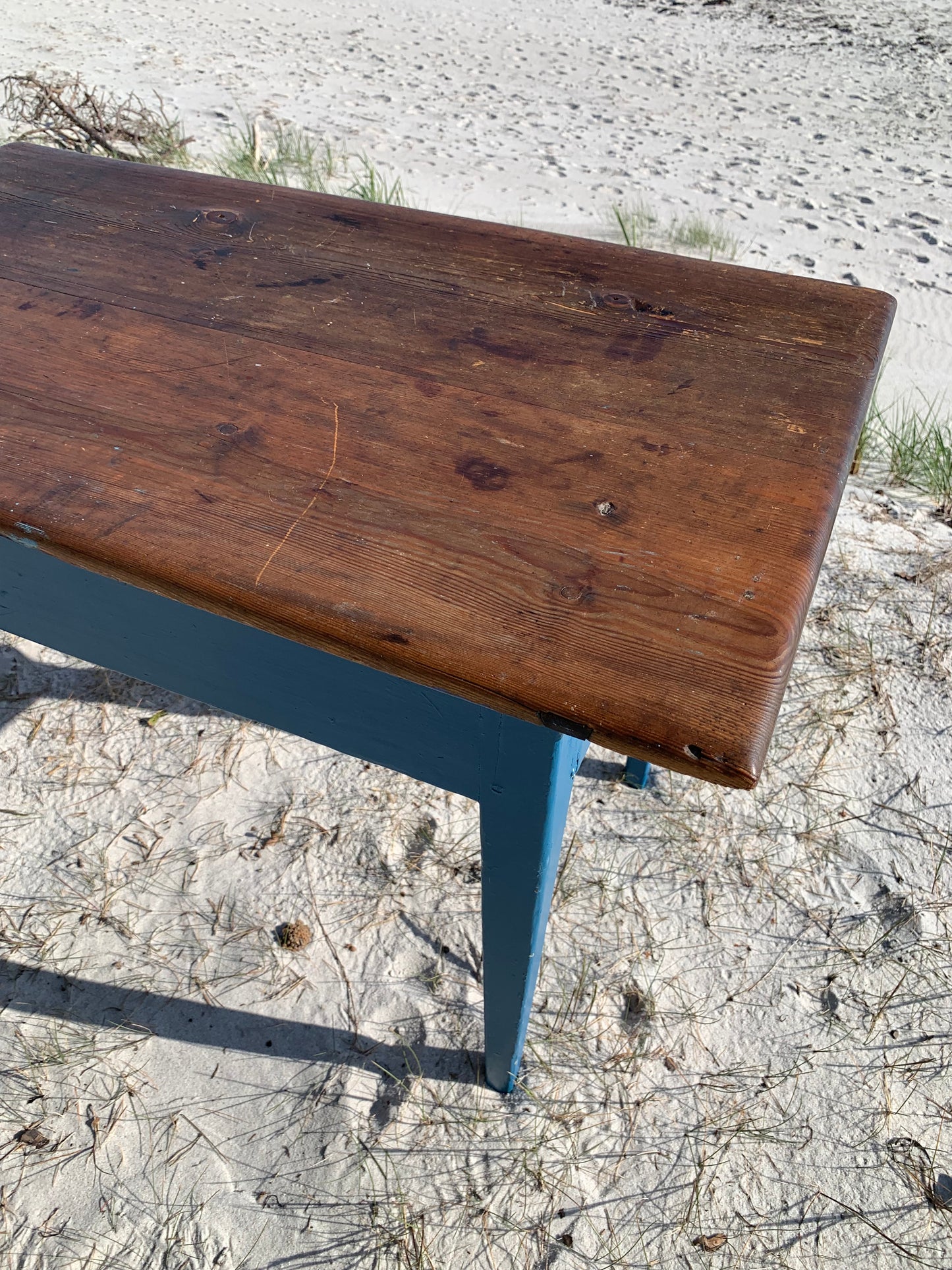 Alter Tisch mit feinen Details