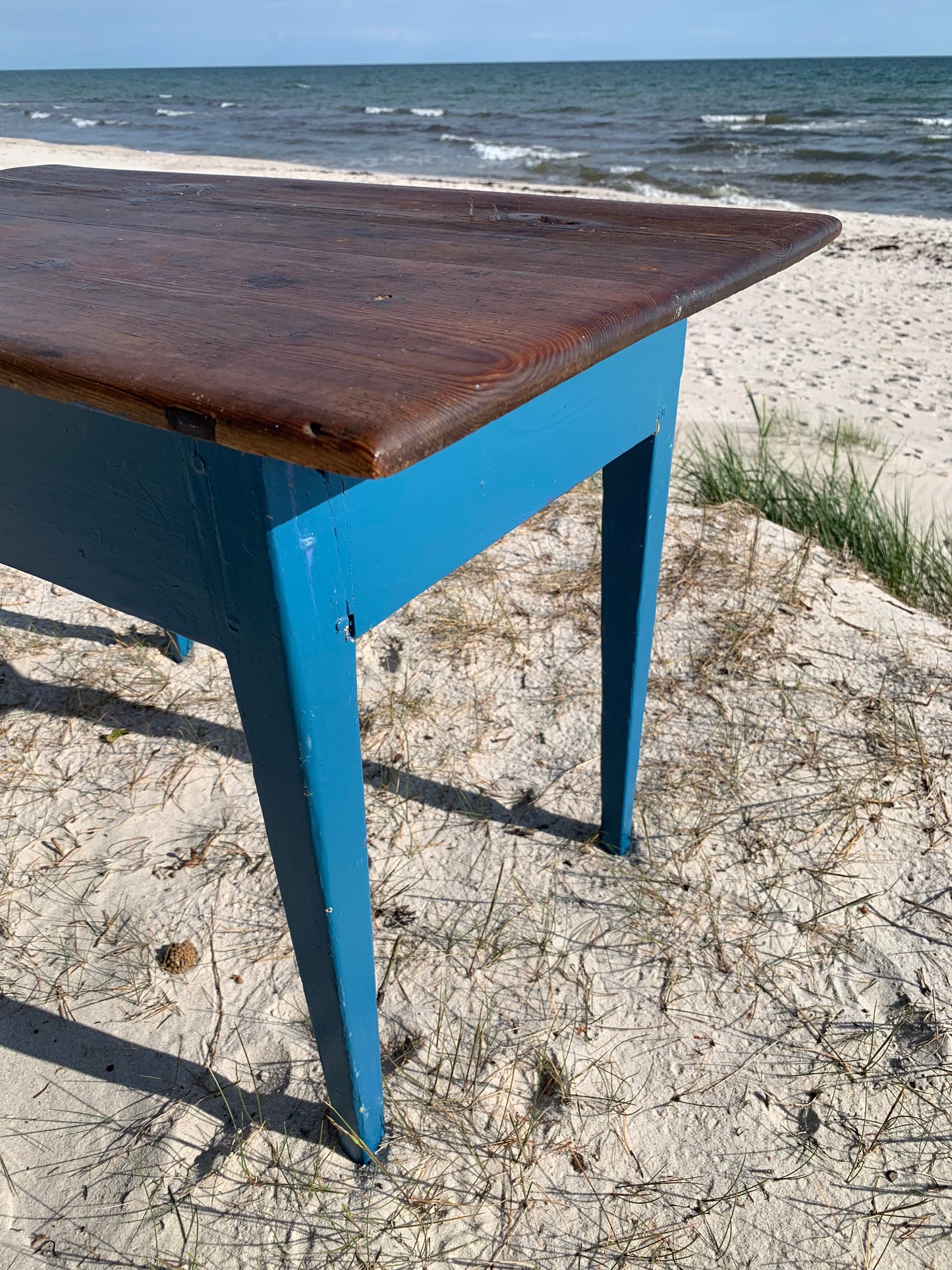 Alter Tisch mit feinen Details