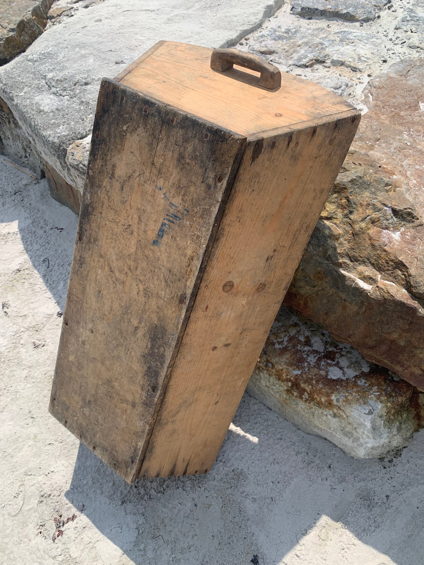 Holzkiste mit zwei Griffen