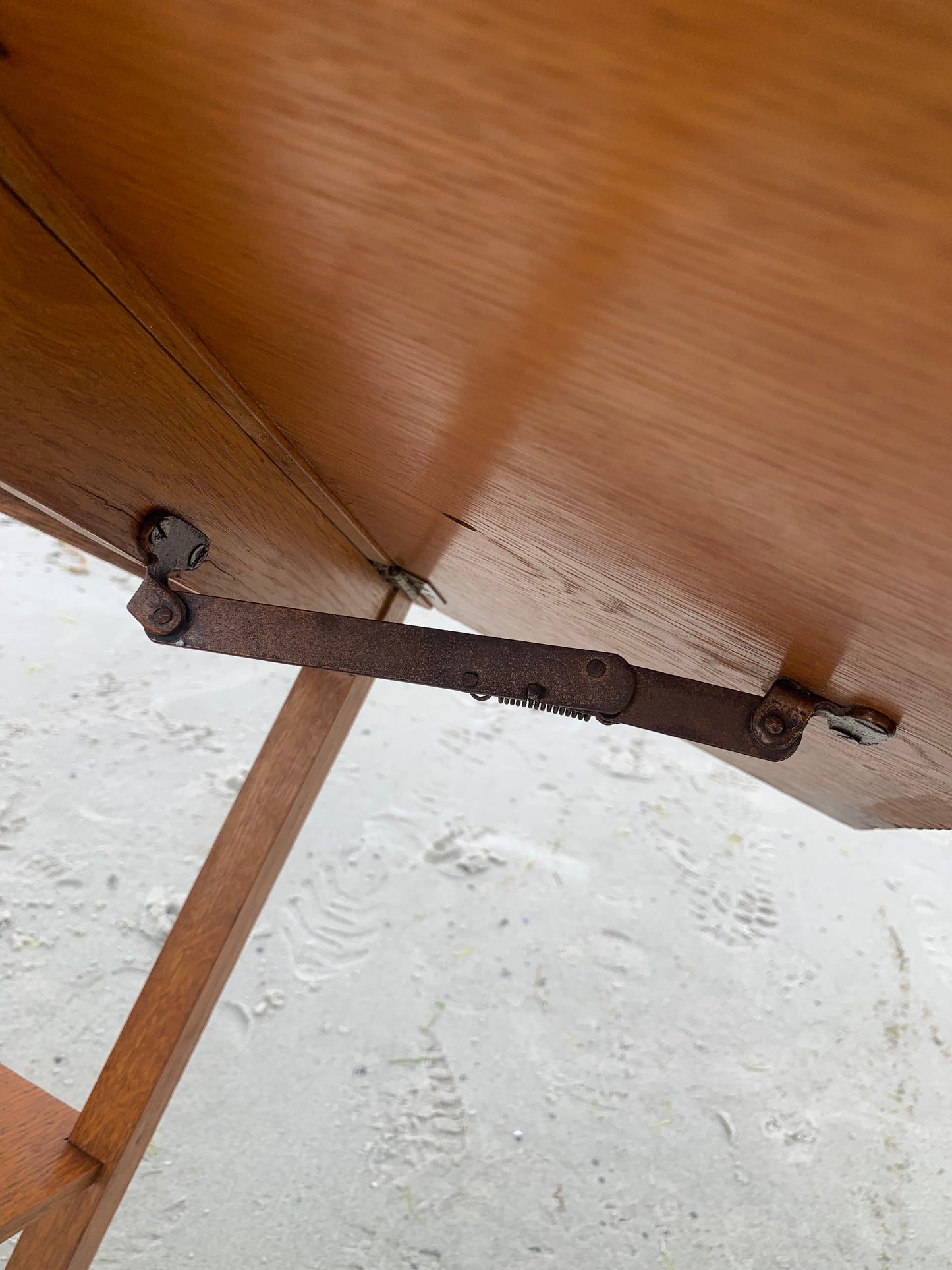 Klapptisch mit Rollen und vielen Details