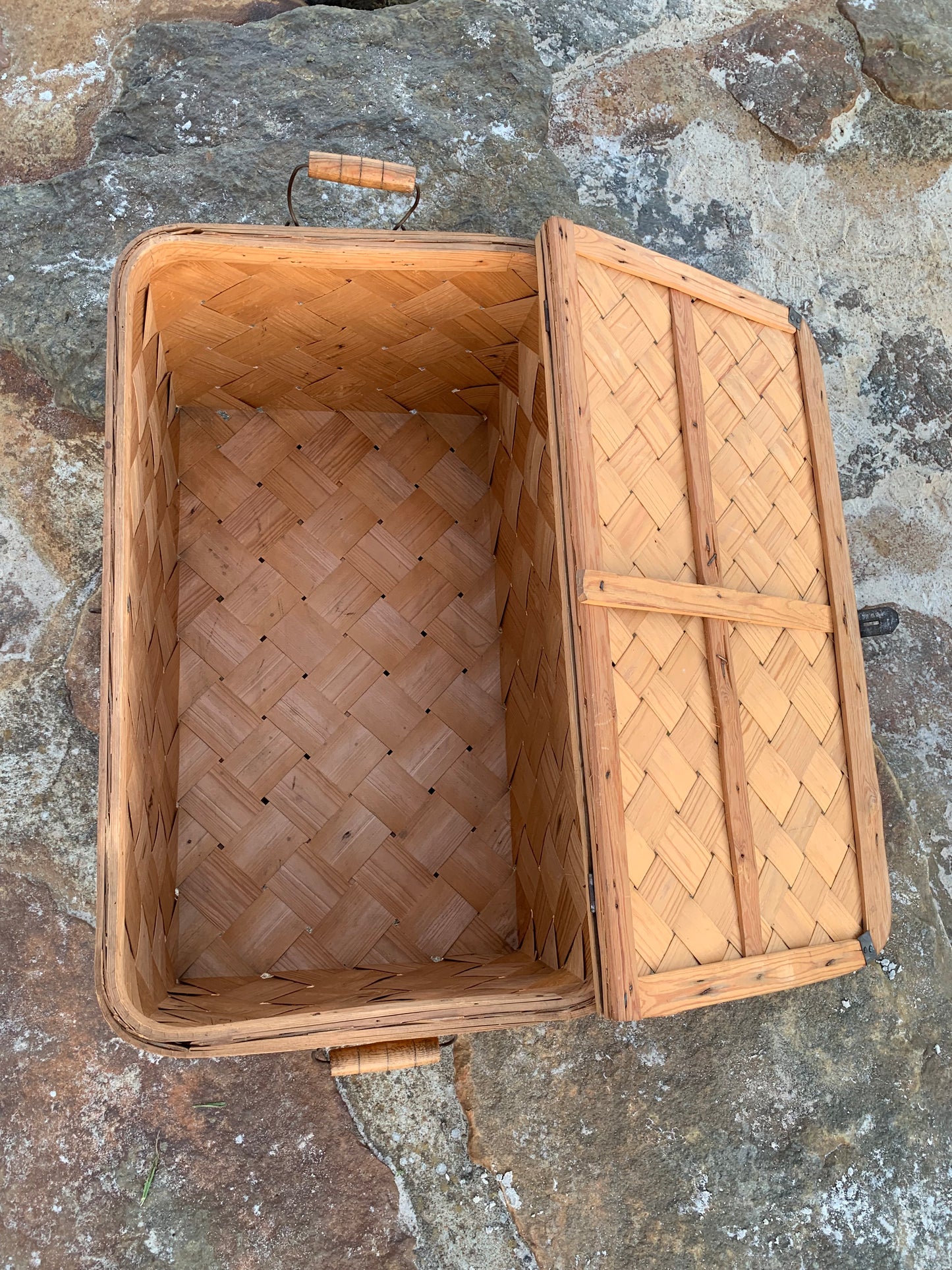 Pommeskorb mit Deckel (Truhe)