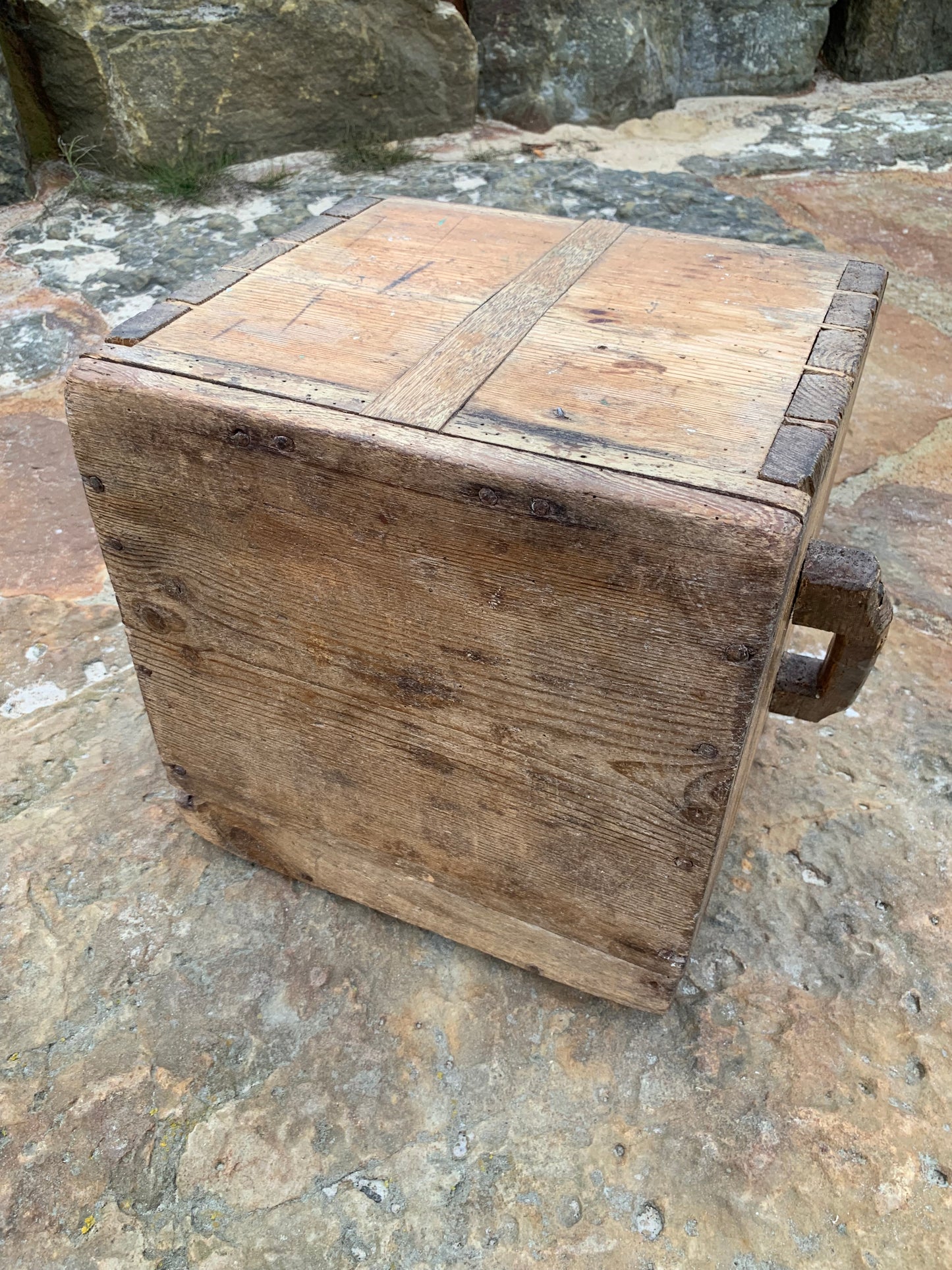 Große Holzkiste mit zwei Griffen