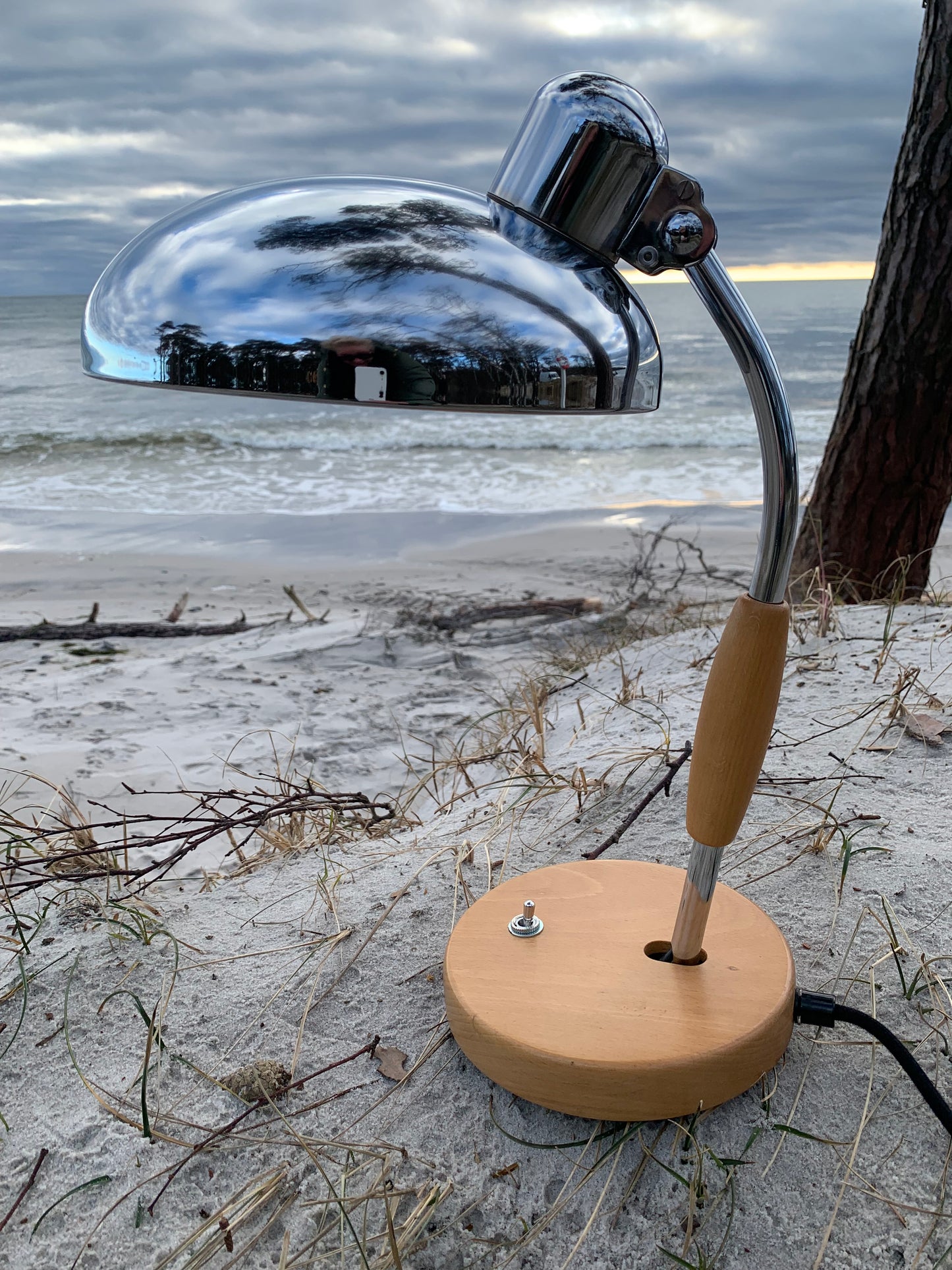 Koranda-Lampe – Chrom und Holz