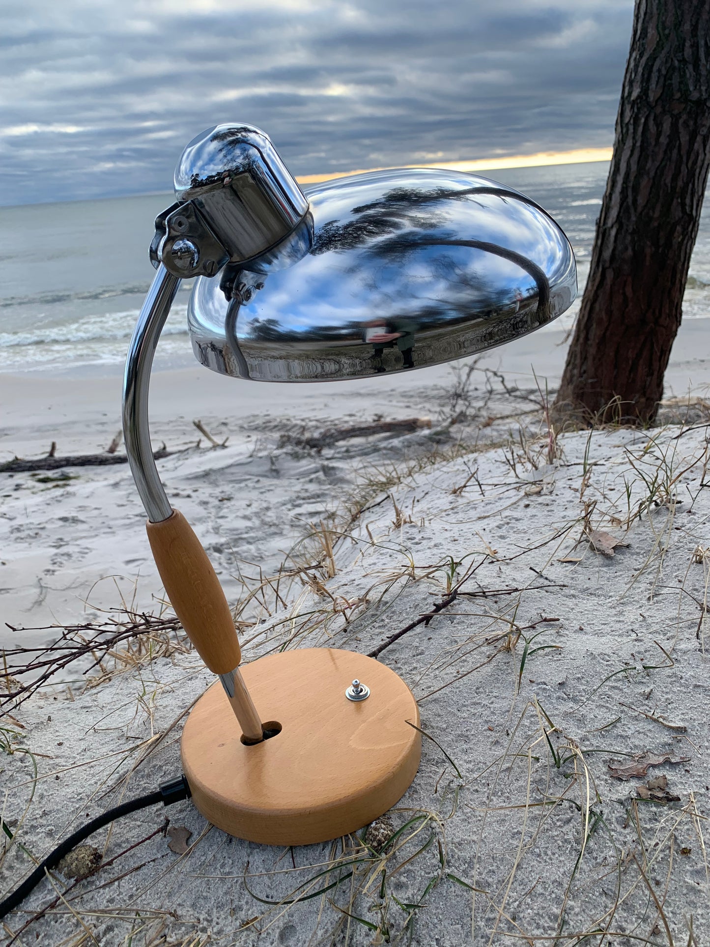 Koranda-Lampe – Chrom und Holz