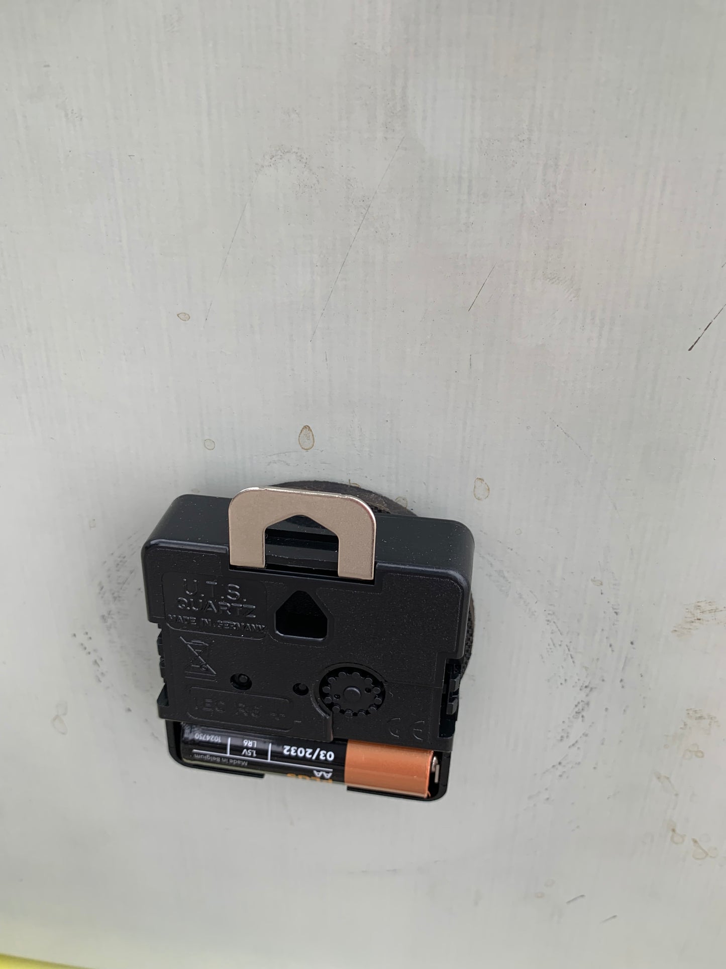 Industrielt ur med gul urkasse