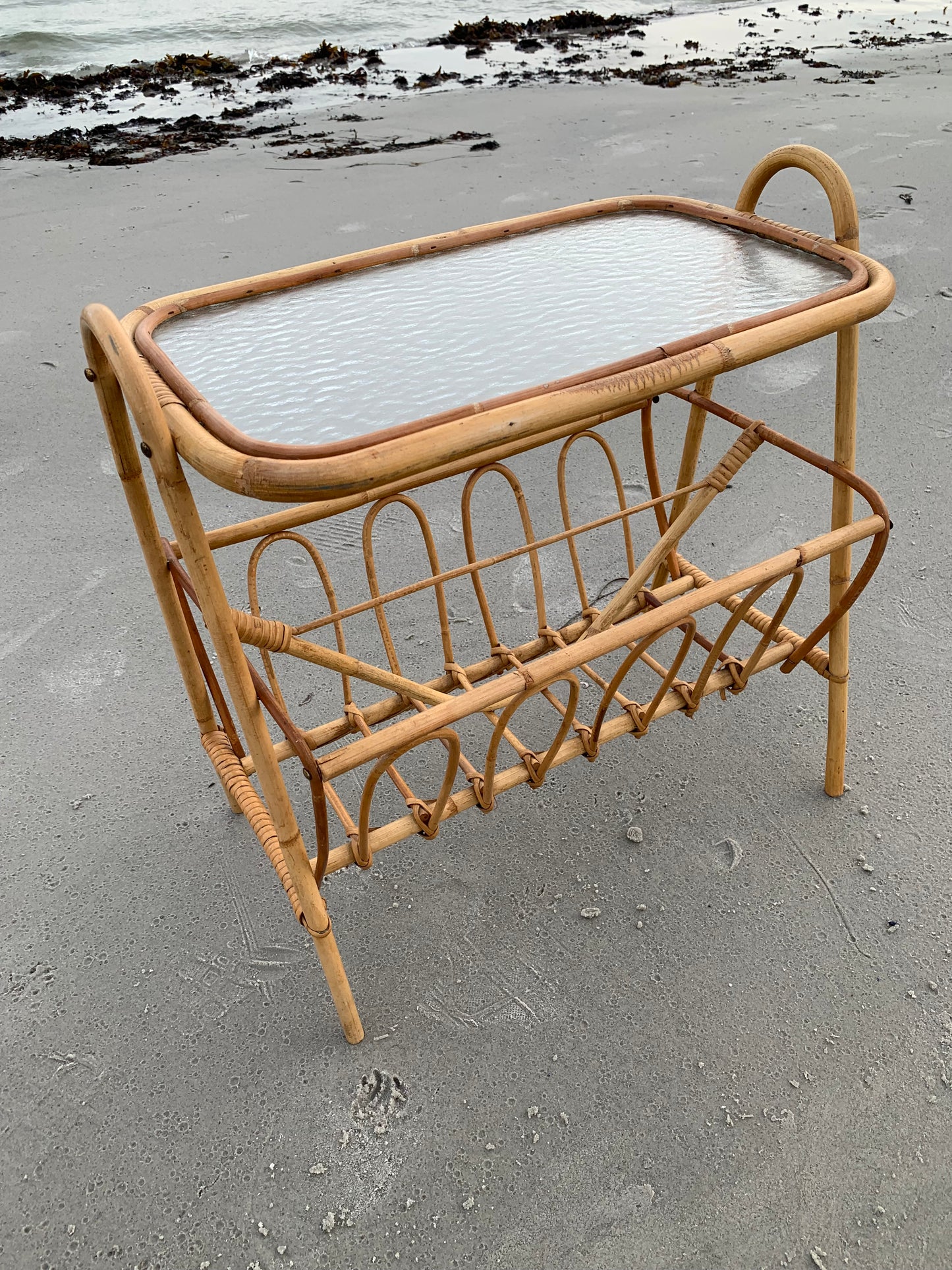 Bambustisch mit Zeitschriftenhalter