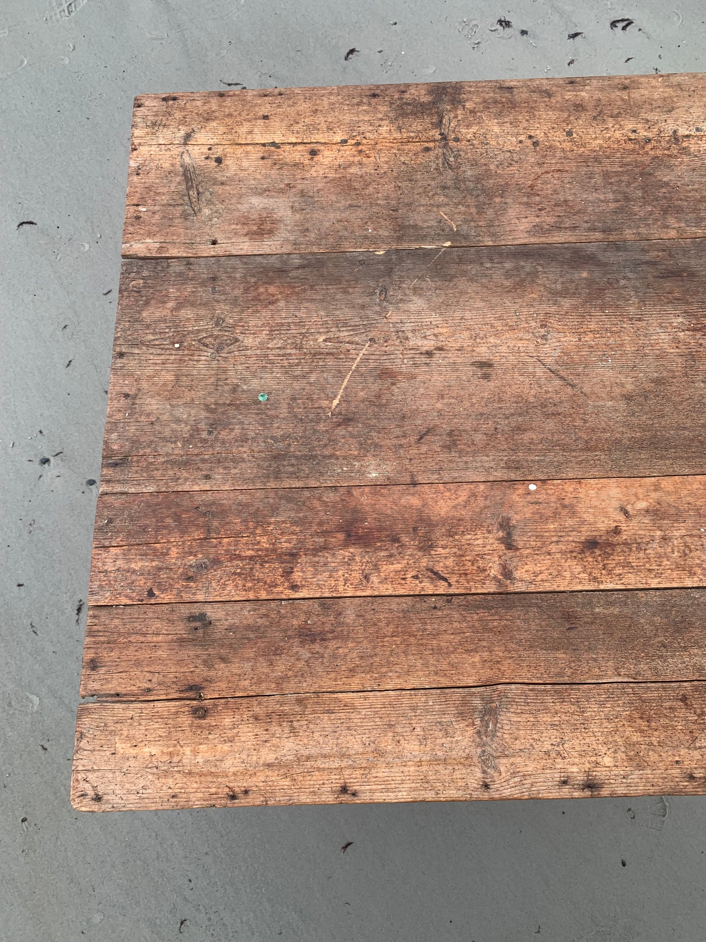 Alter Holztisch mit Schublade
