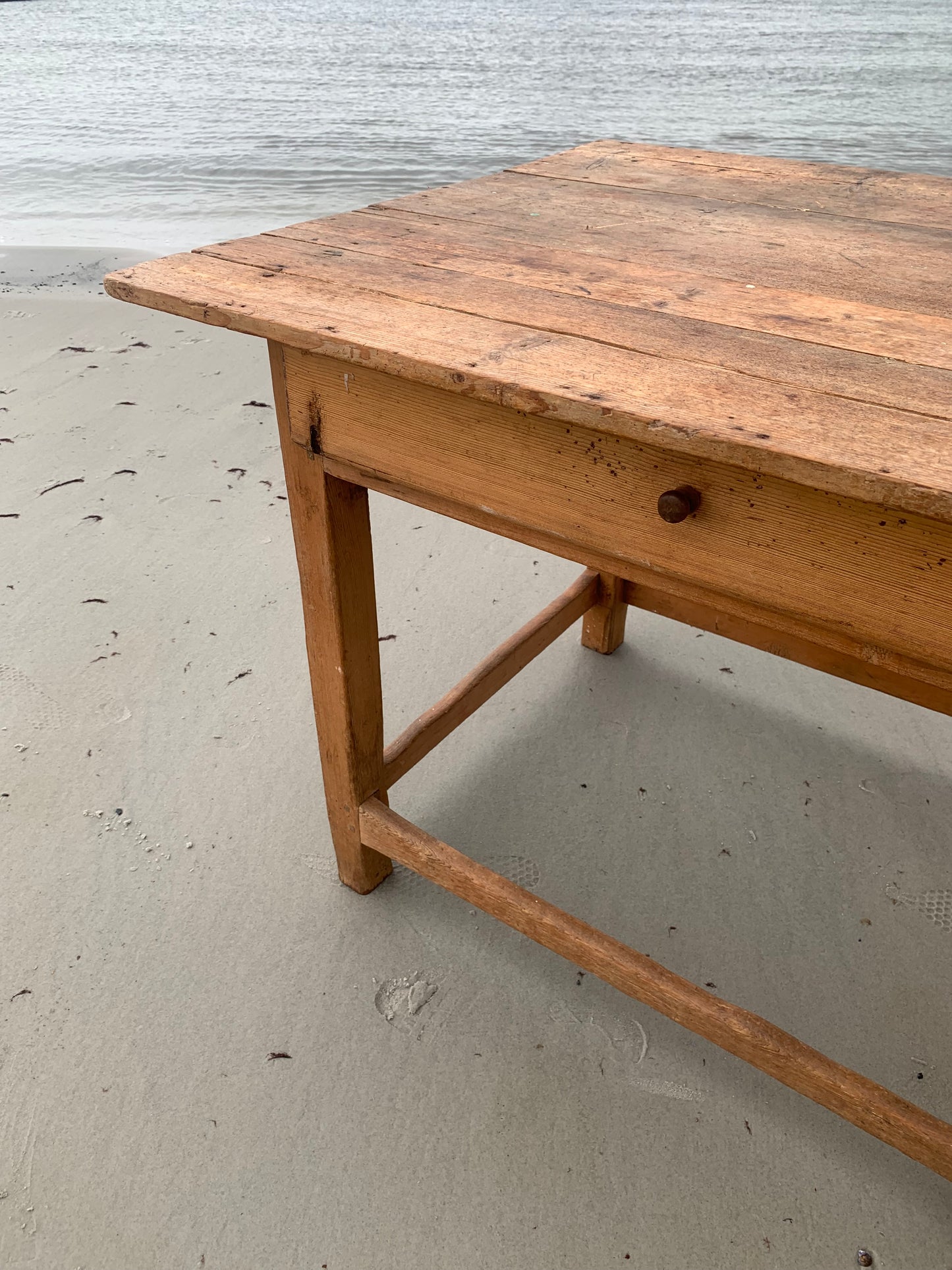 Alter Holztisch mit Schublade