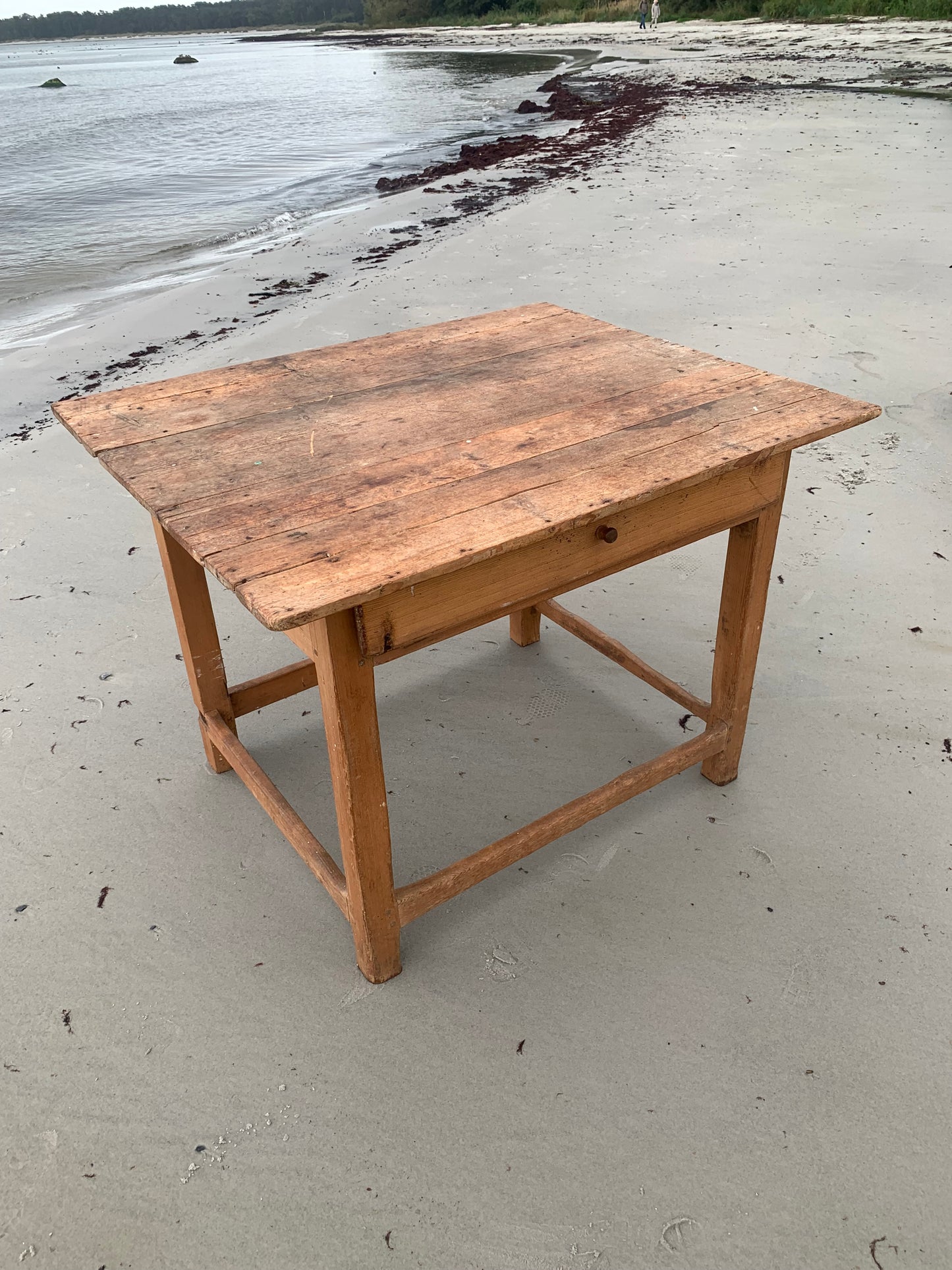 Alter Holztisch mit Schublade