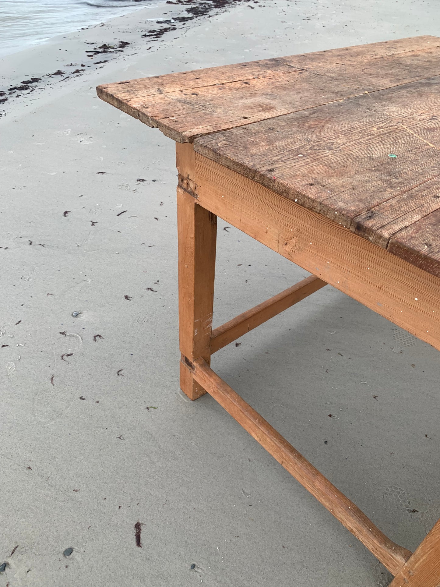 Alter Holztisch mit Schublade