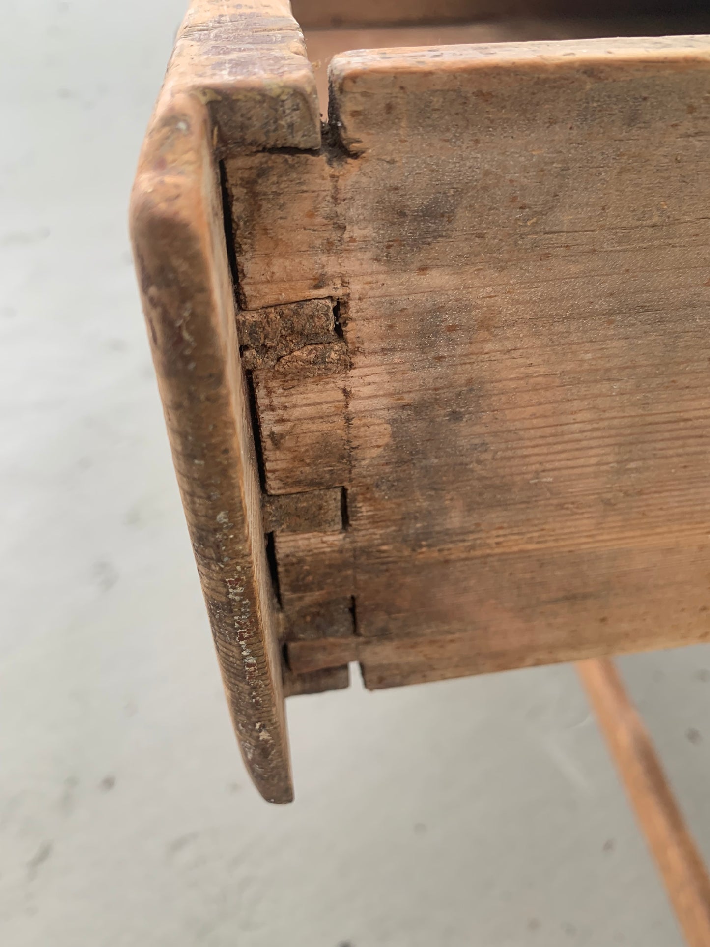 Alter Holztisch mit Schublade