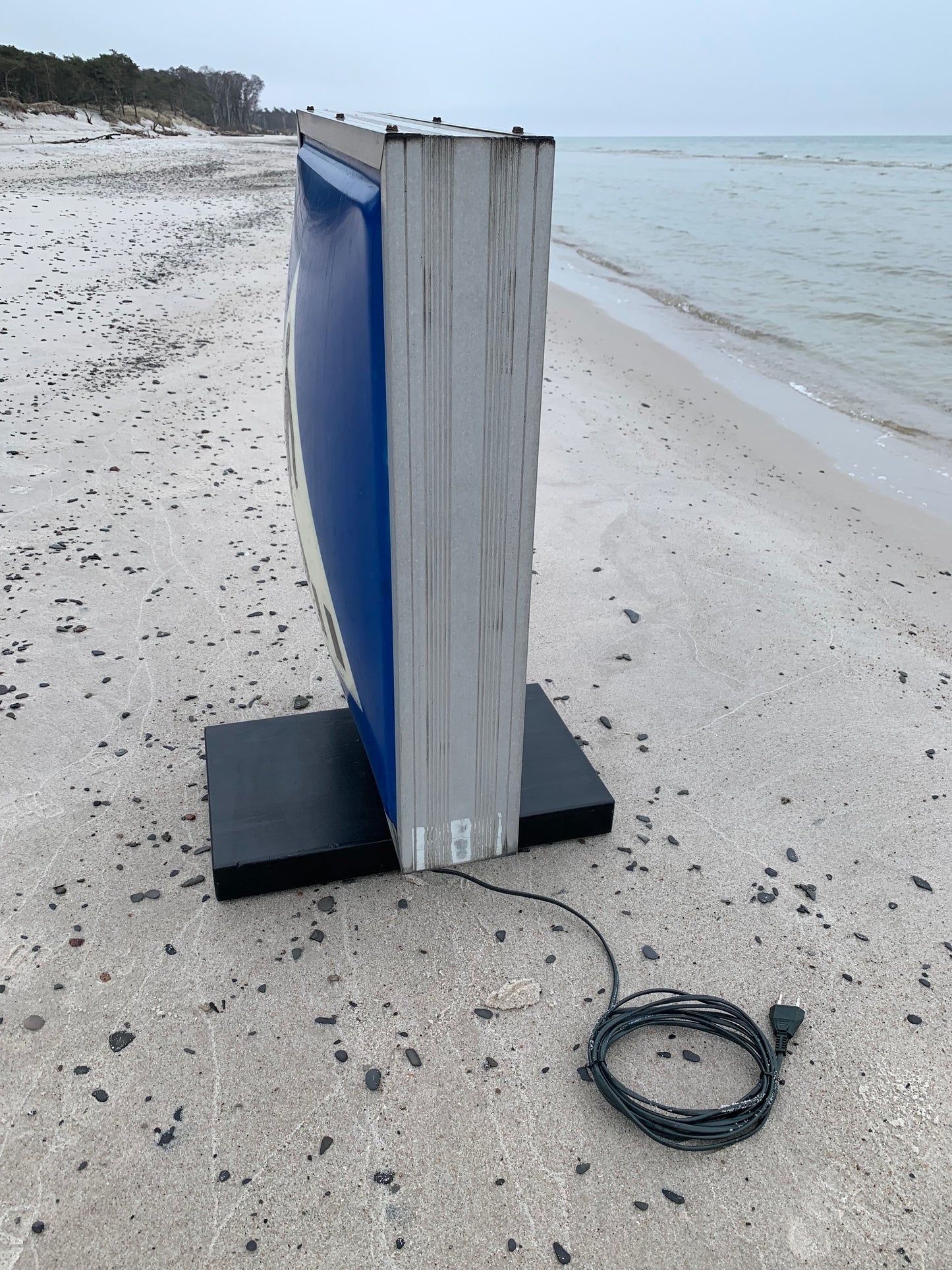 Großes doppelseitig beleuchtetes Schild