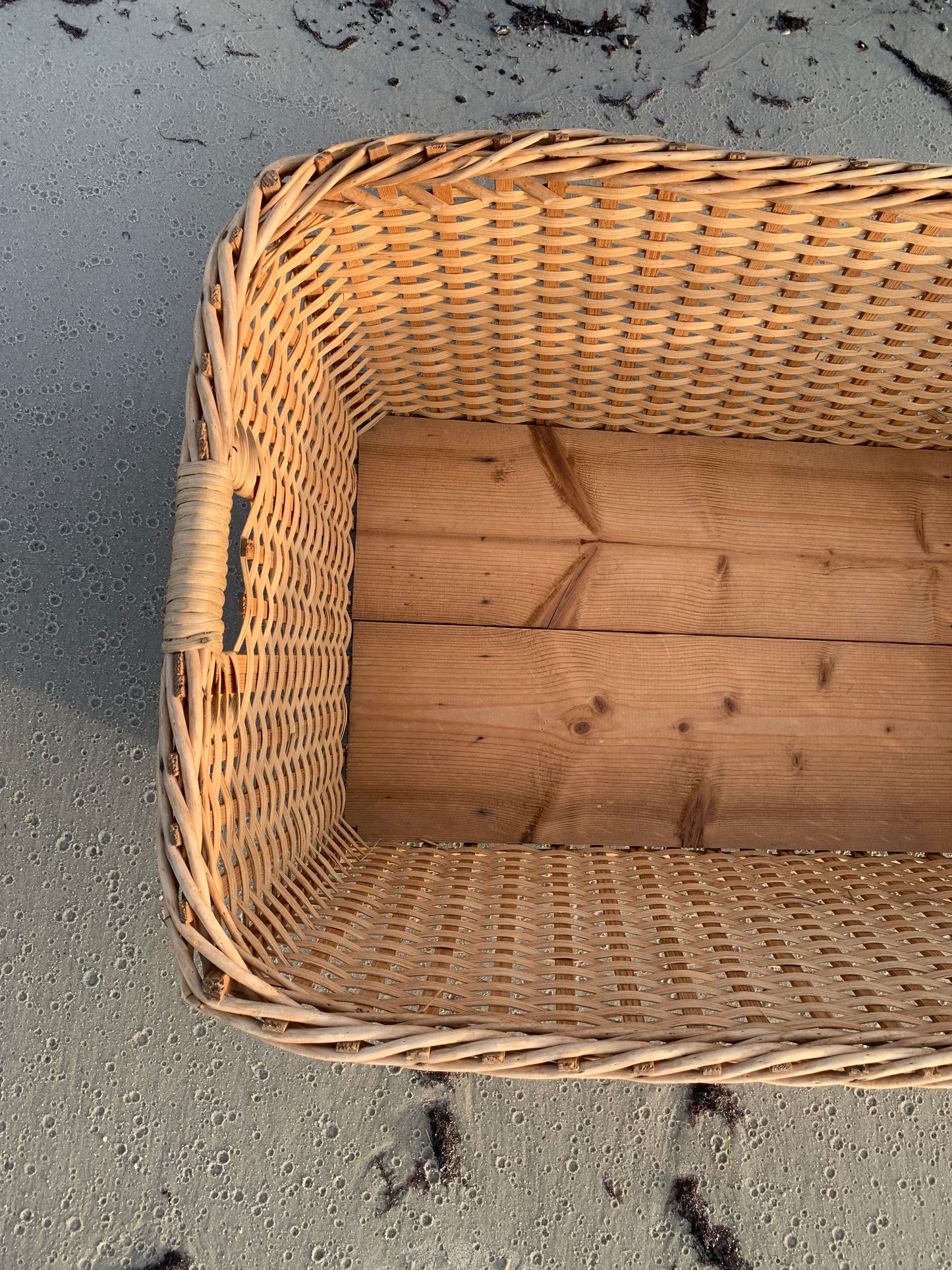 Wäschekorb mit Holzboden