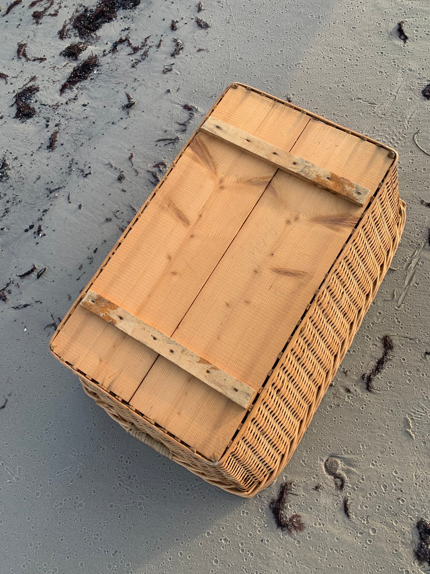 Wäschekorb mit Holzboden